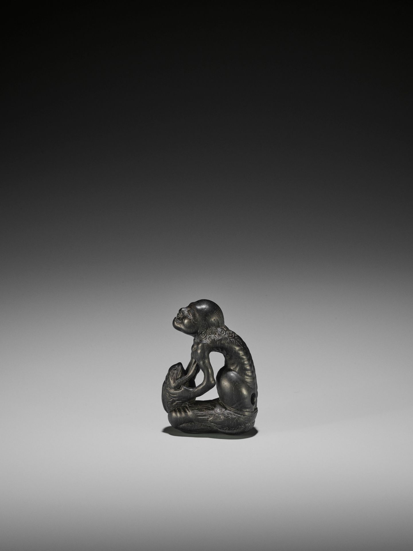 KIYOSHI: A LARGE EBONY NETSUKE OF GAMA SENNIN AND HIS TOAD - Bild 6 aus 12