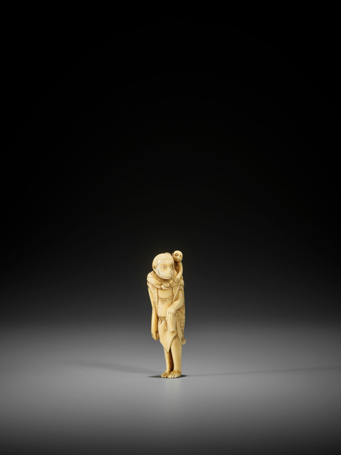 AN UNUSUAL AND EARLY IVORY NETSUKE OF A MONKEY AS A SARUMAWASHI - Image 3 of 8