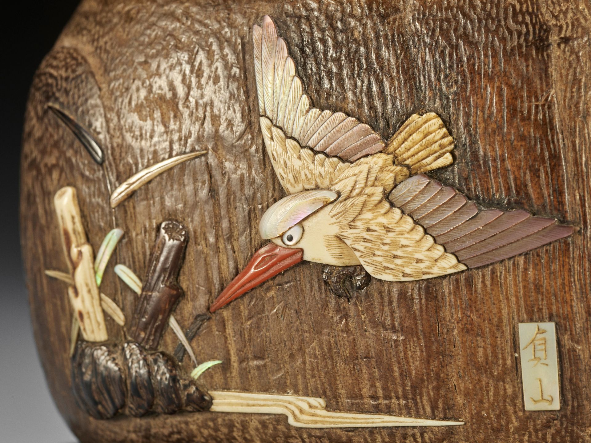 TEIZAN: A SHIBAYAMA INLAID KIRI (PAULOWNIA) WOOD TONKOTSU DEPICTING A KINGFISHER - Image 3 of 12