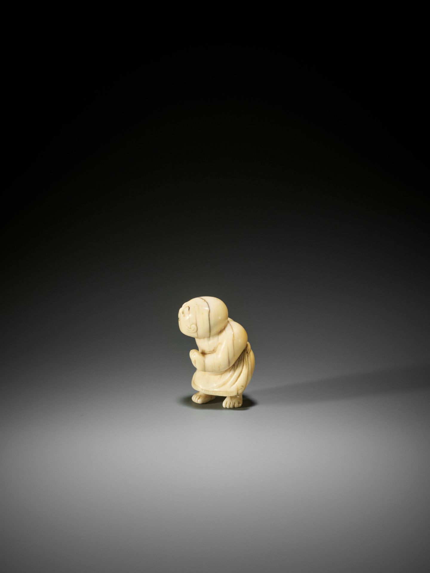 A RARE AND CHARMING IVORY NETSUKE OF A YOUNG SUMO WRESTLER - Image 7 of 10