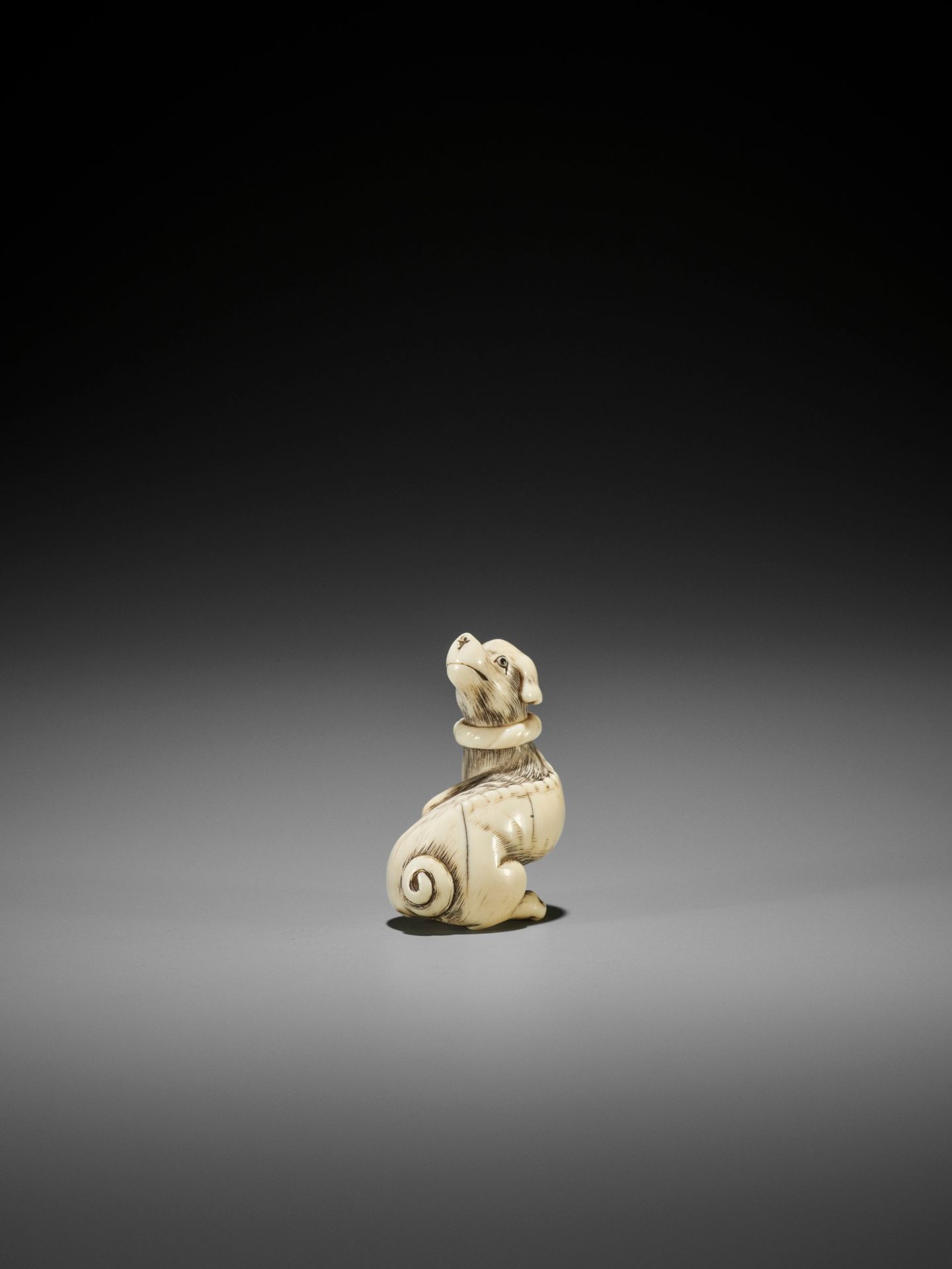 AN IVORY NETSUKE OF A DOG WITH BALL, ATTRIBUTED TO MITSUHARU - Image 10 of 14