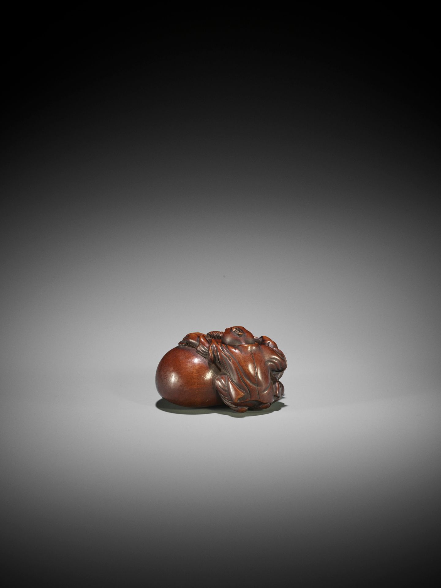 AN EARLY WOOD NETSUKE OF A KARAKO WITH KIKU FLOWER AND TREASURE SACK - Image 6 of 8