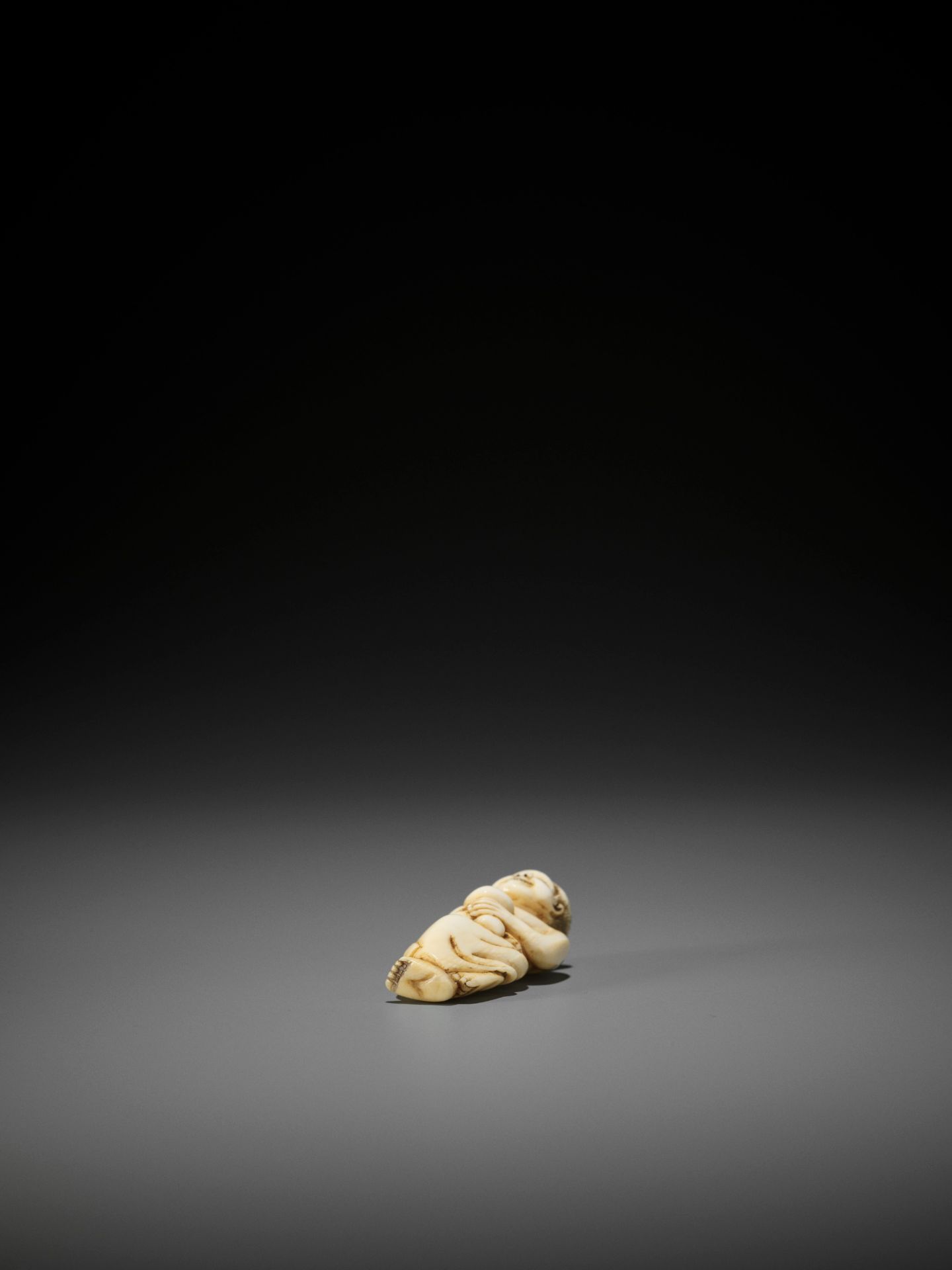 AN IVORY SHUNGA NETSUKE OF OKAME HOLDING A MUSHROOM - Image 9 of 9