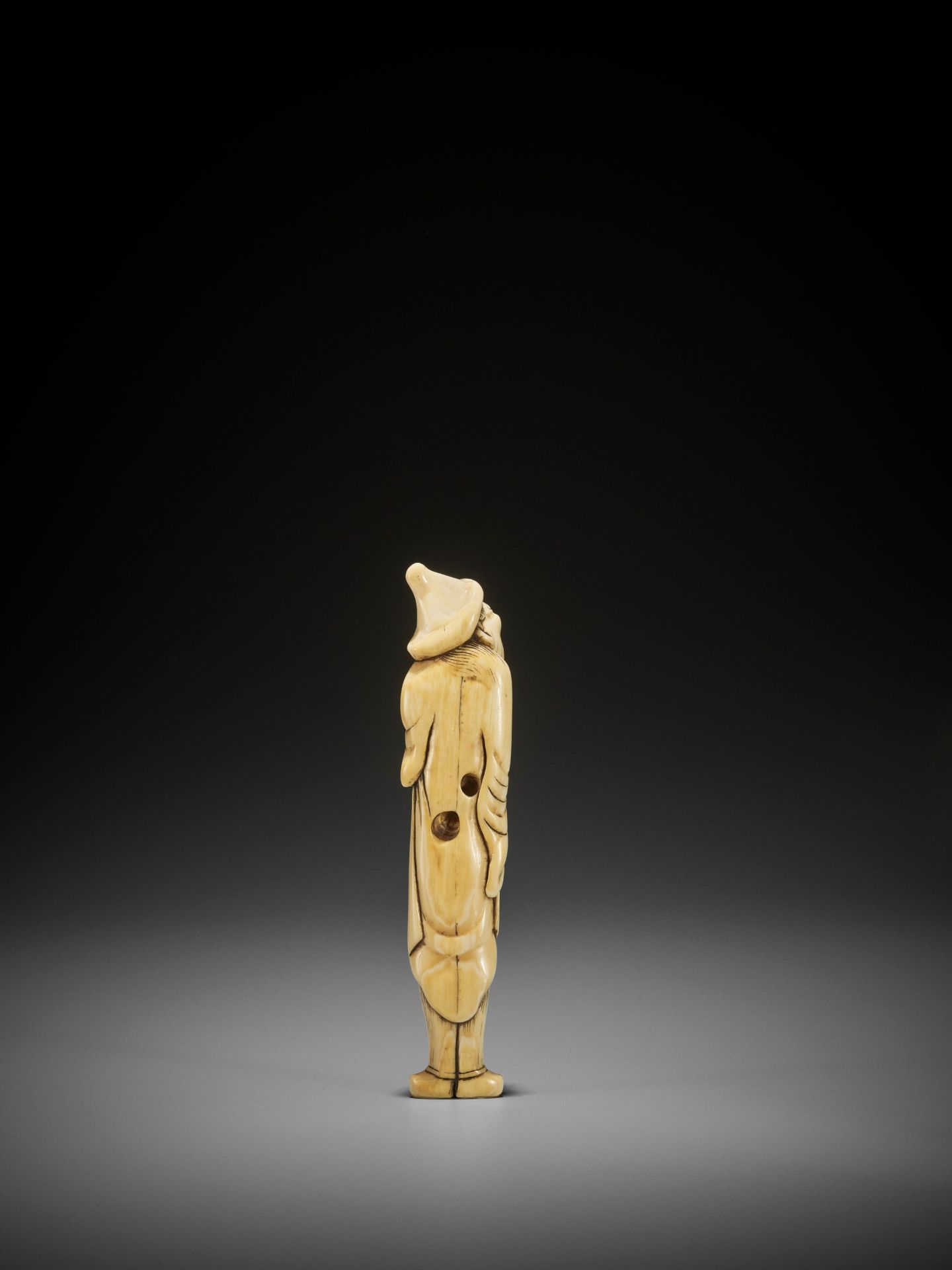 A RARE AND TALL IVORY NETSUKE OF A FOREIGNER - Image 6 of 9