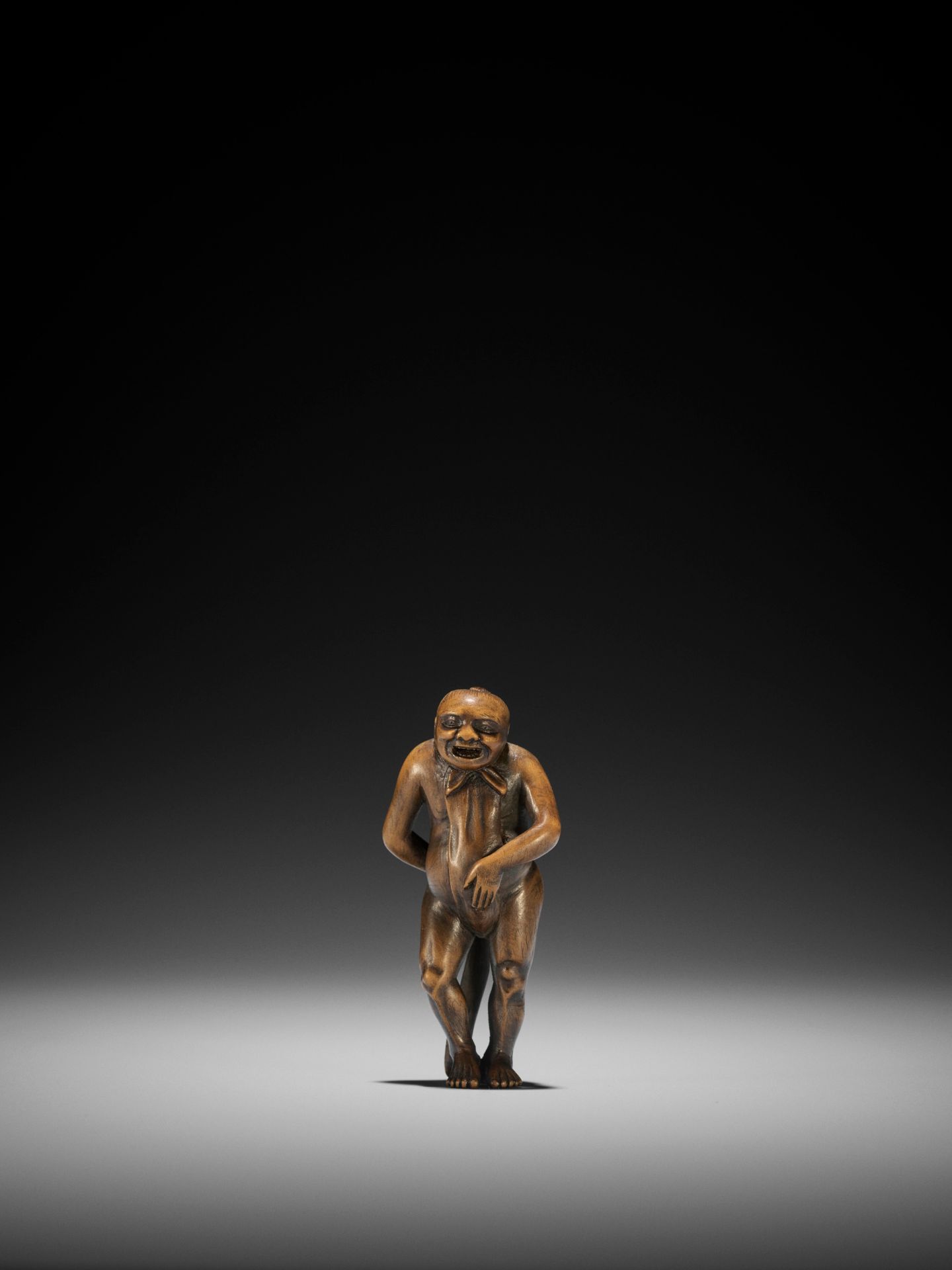 A WOOD NETSUKE OF A NAKED MAN TYING HIS FUNDOSHI - Bild 3 aus 8