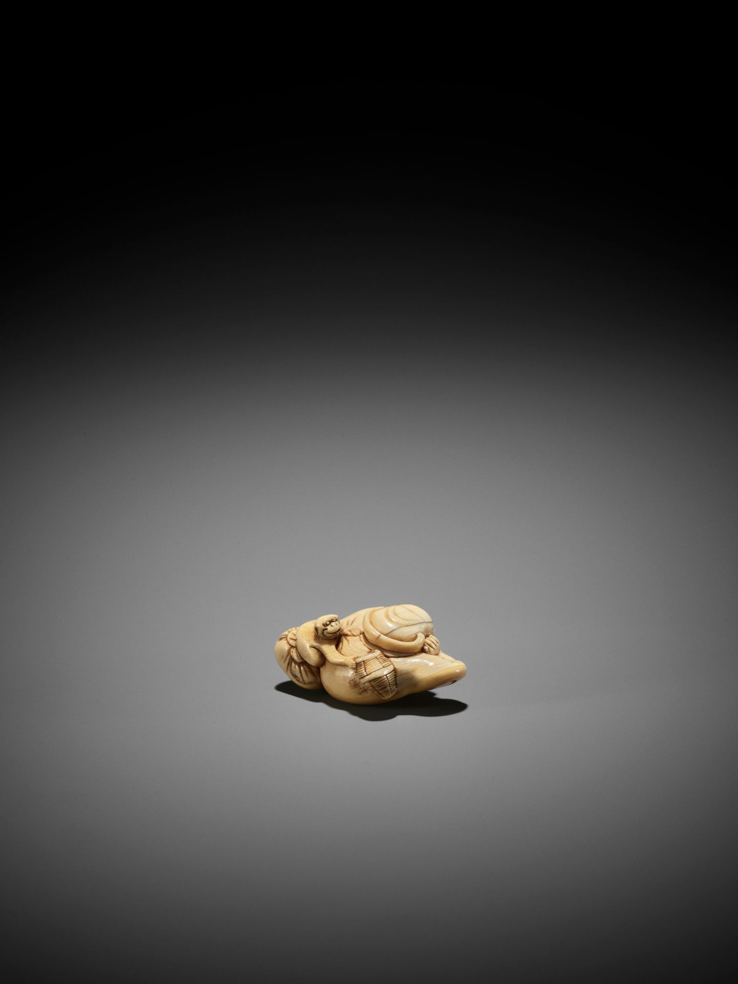 AN IVORY NETSUKE OF A SLEEPING SARUMAWASHI WITH MONKEY - Bild 5 aus 9