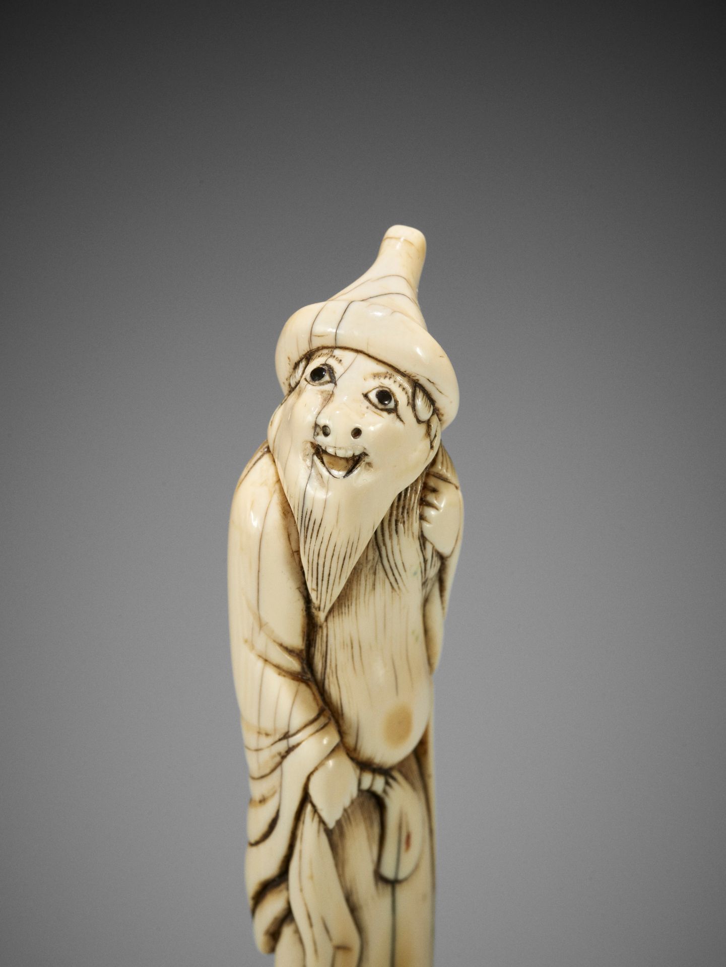 A RARE AND TALL IVORY NETSUKE OF A FOREIGNER - Image 2 of 9