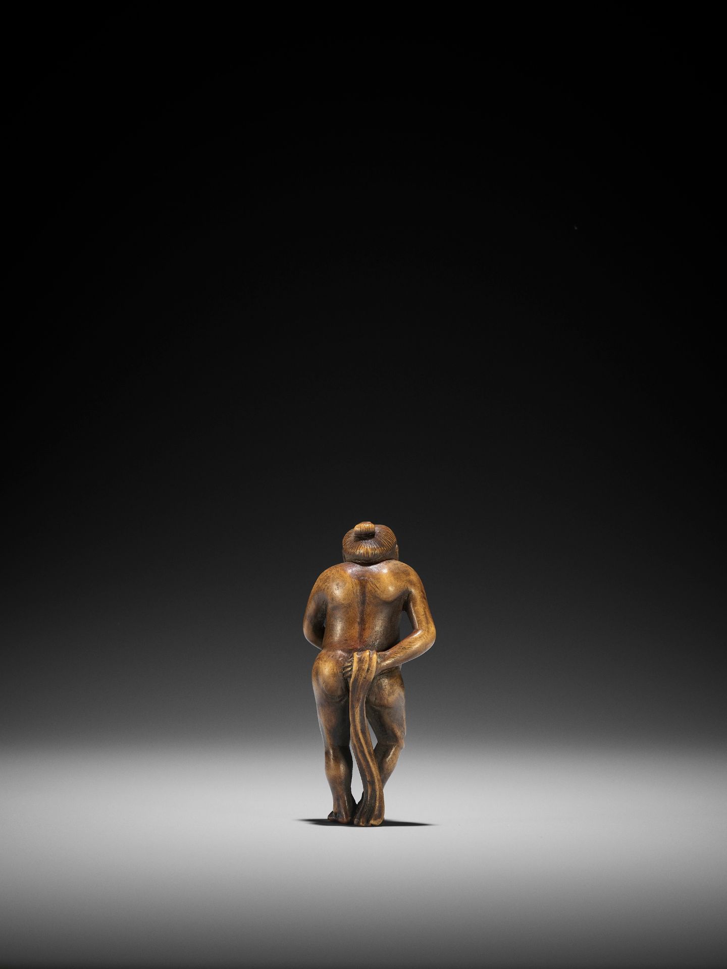 A WOOD NETSUKE OF A NAKED MAN TYING HIS FUNDOSHI - Image 2 of 8