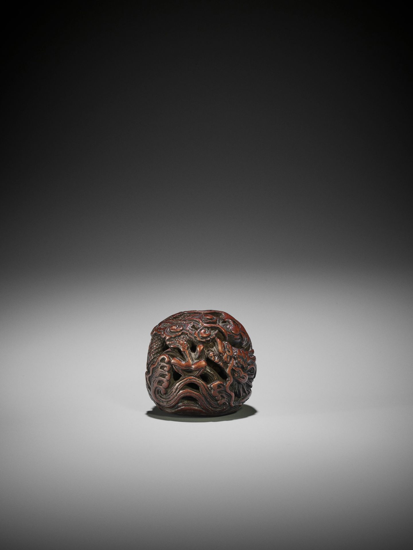 A POWERFUL WOOD NETSUKE OF A COILED DRAGON - Image 4 of 8