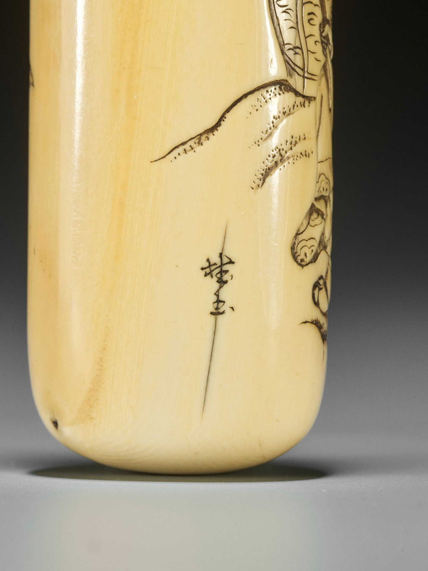 KEIGYOKU: A FINE IVORY KISERUZUTSU DEPICTING RAKANS AND DRAGON - Image 7 of 9