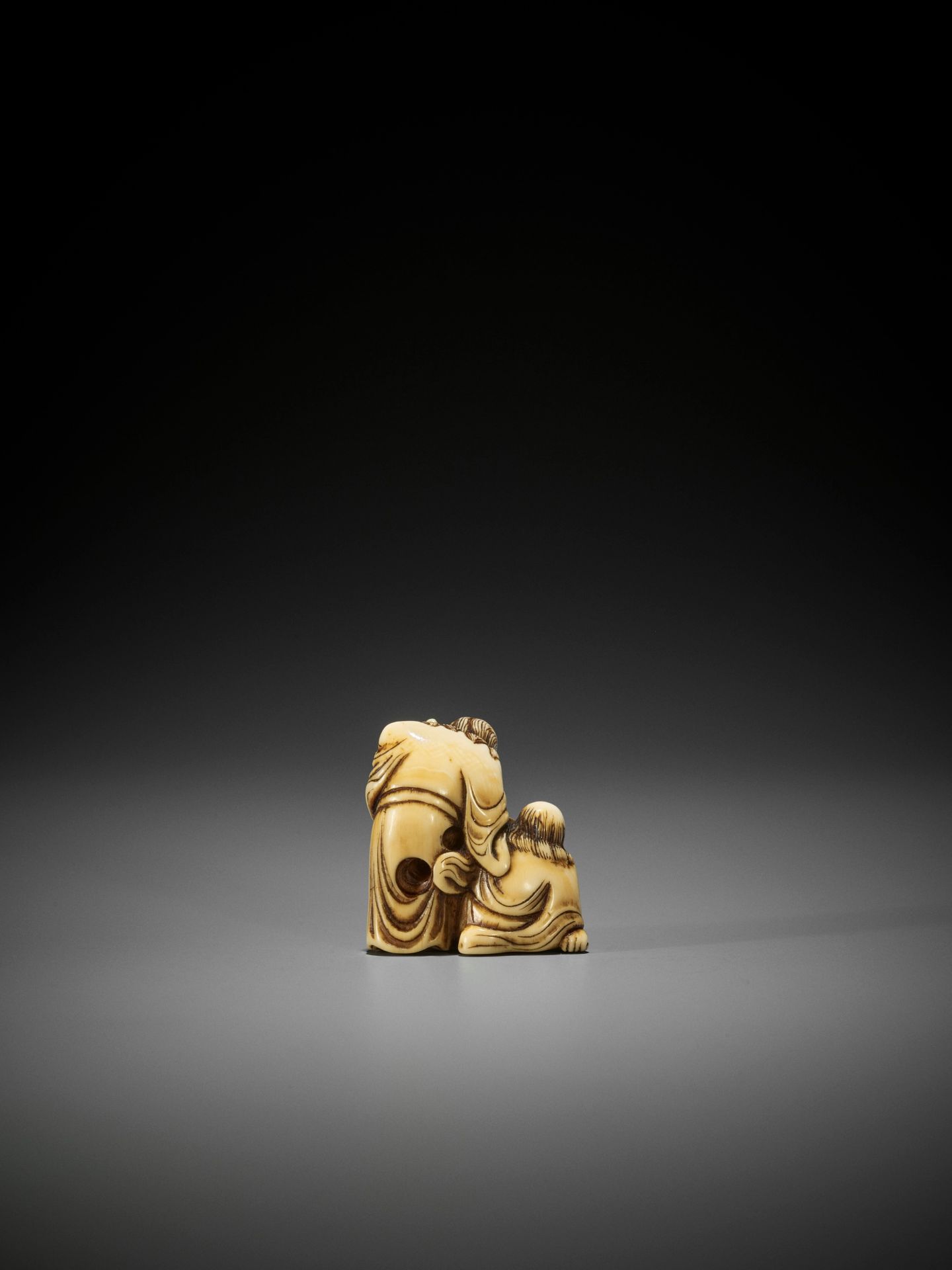 AN EARLY IVORY NETSUKE OF TWO IMMORTALS WITH SCROLL AND TOAD - Image 6 of 8