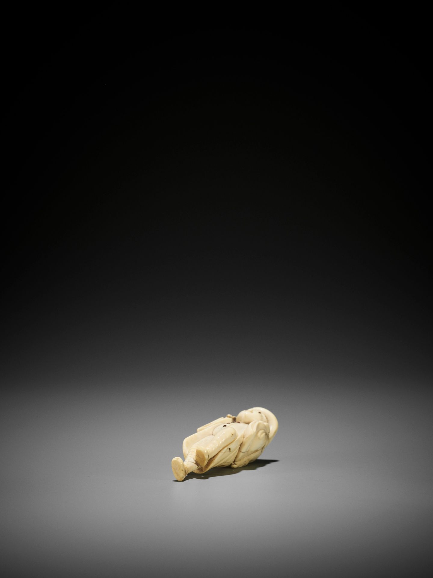 A SUPERB IVORY NETSUKE OF A DUTCHMAN WITH DEER CARCASS - Image 9 of 9