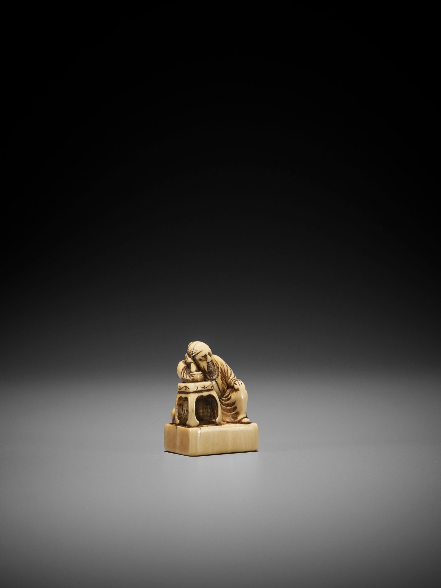 AN EARLY IVORY NETSUKE OF RIHAKU - Image 7 of 9