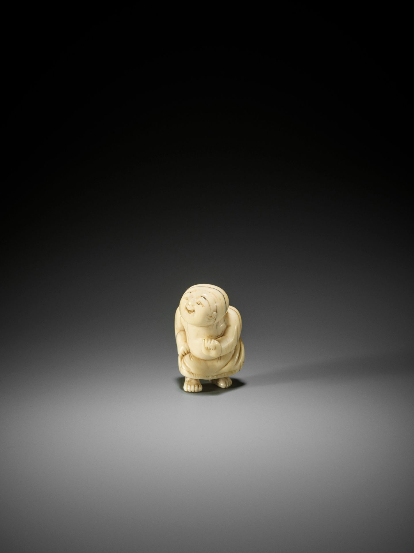 A RARE AND CHARMING IVORY NETSUKE OF A YOUNG SUMO WRESTLER - Image 6 of 10