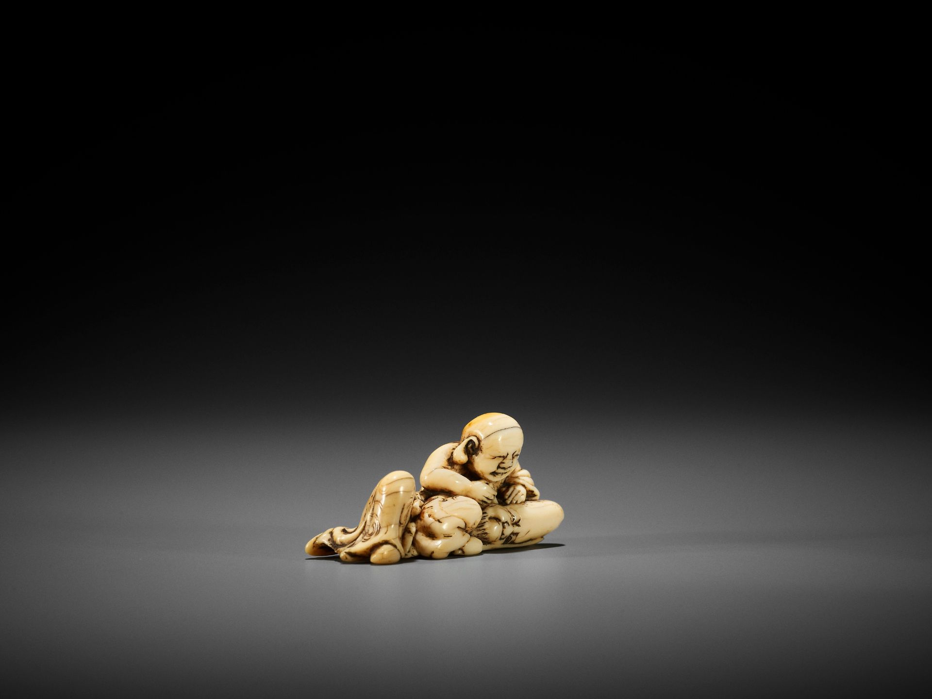 AN EARLY IVORY NETSUKE OF HOTEI AND FUKUROKUJU - Image 5 of 10