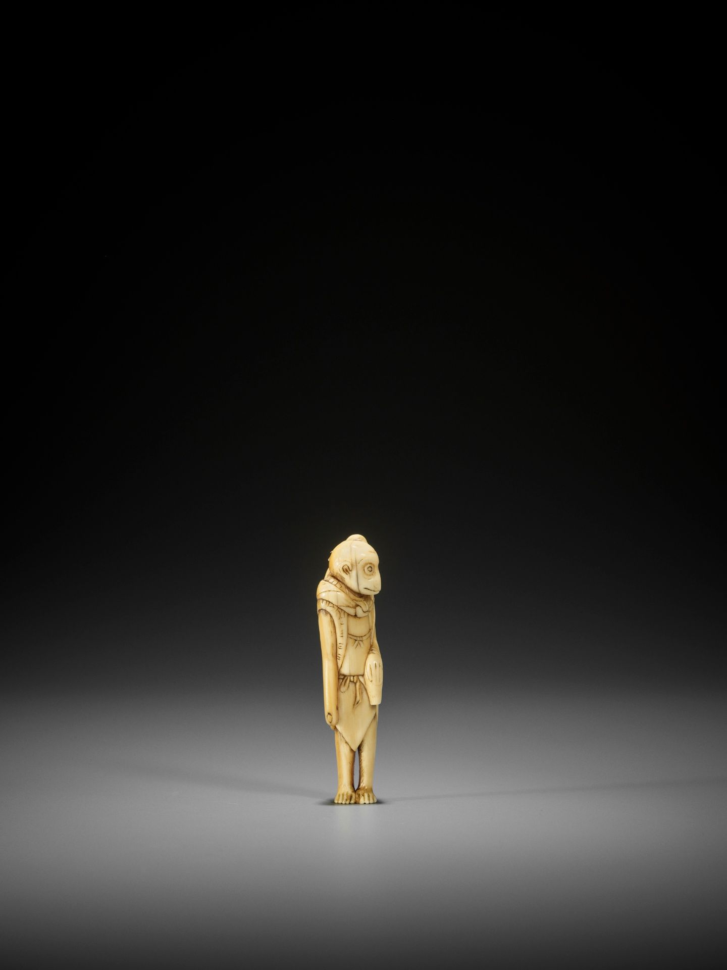 AN UNUSUAL AND EARLY IVORY NETSUKE OF A MONKEY AS A SARUMAWASHI - Image 4 of 8