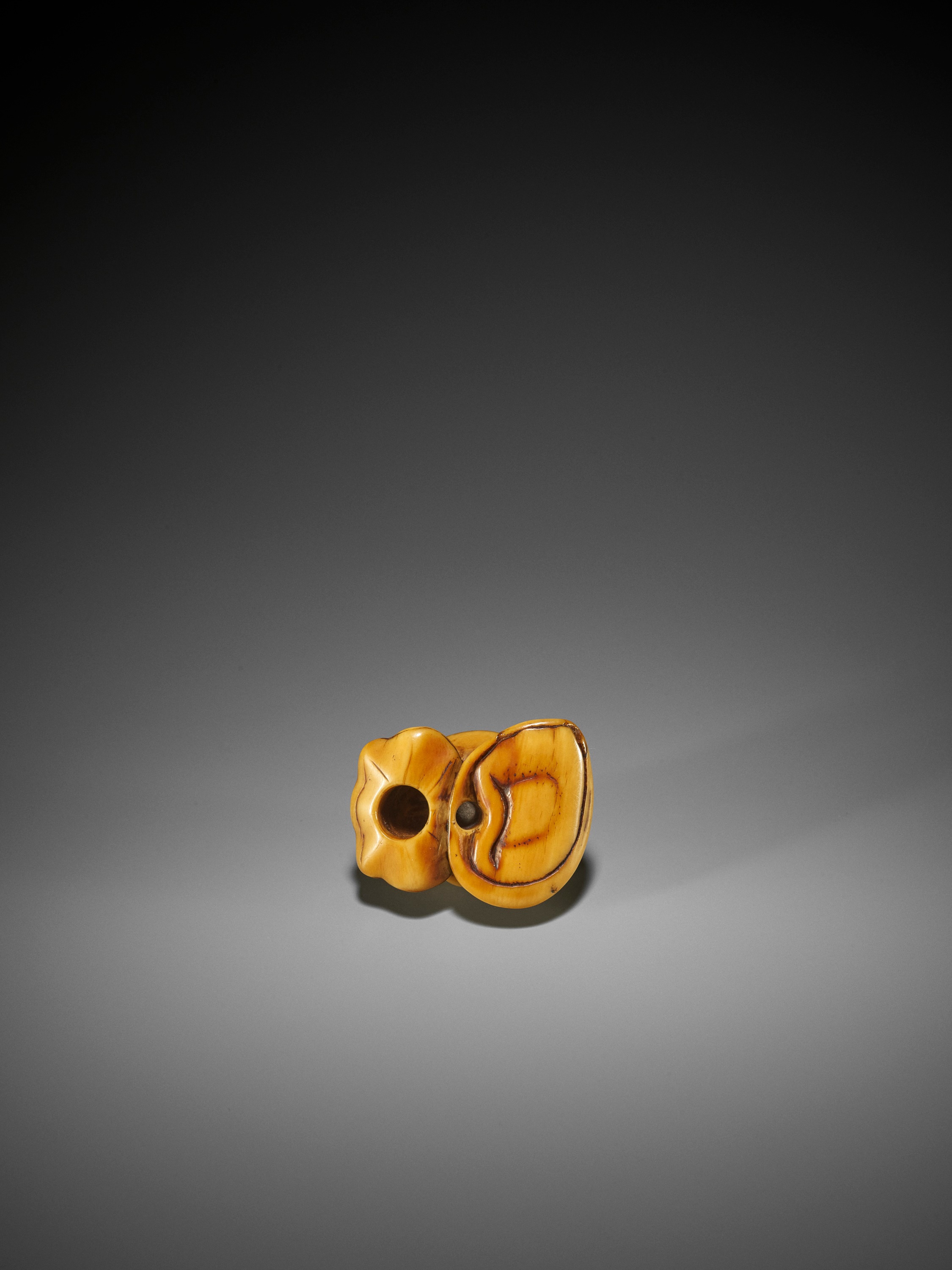 AN EARLY IVORY NETSUKE OF A HERMIT CRAB AND SHELLS - Image 8 of 8