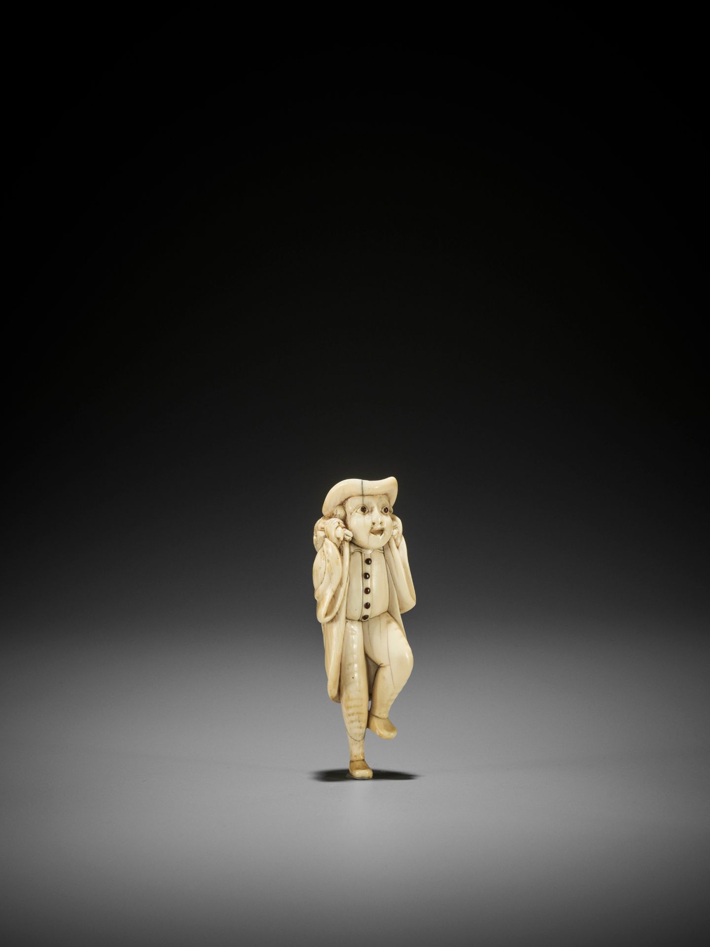 A SUPERB IVORY NETSUKE OF A DUTCHMAN WITH DEER CARCASS - Image 3 of 9