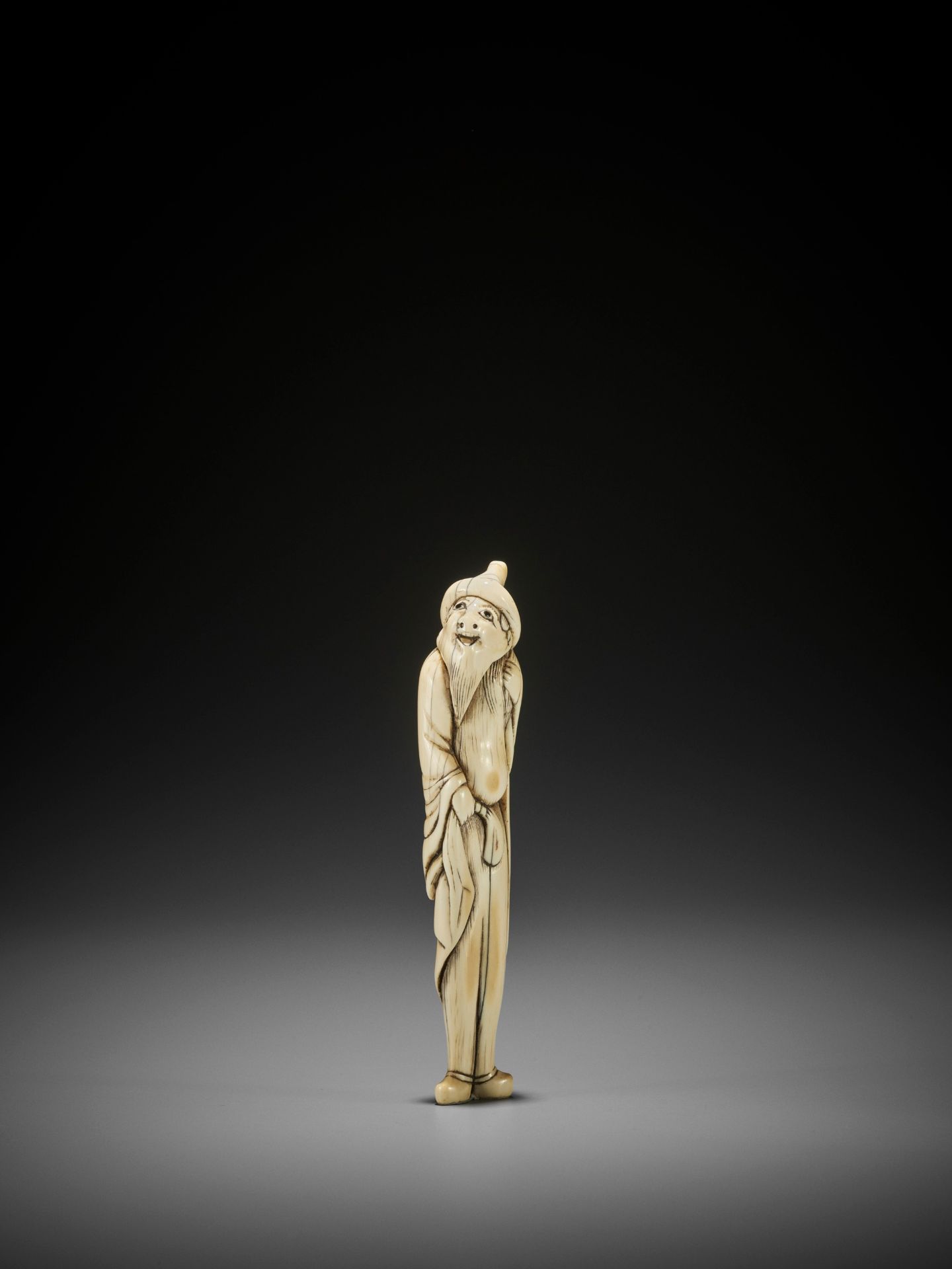 A RARE AND TALL IVORY NETSUKE OF A FOREIGNER - Image 3 of 9