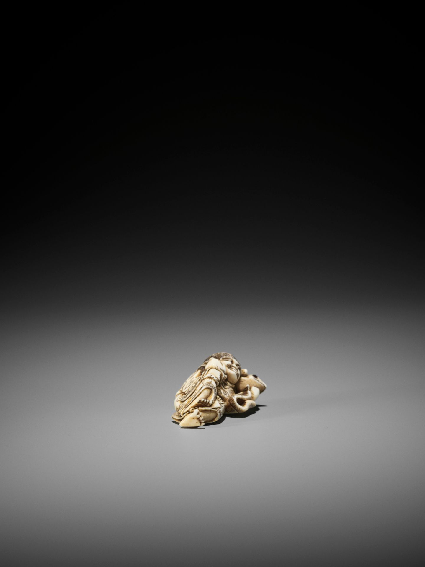 YOSHINAGA: AN IVORY NETSUKE OF GAMA SENNIN WITH A PEACH AND HIS THREE-LEGGED TOAD - Image 9 of 11