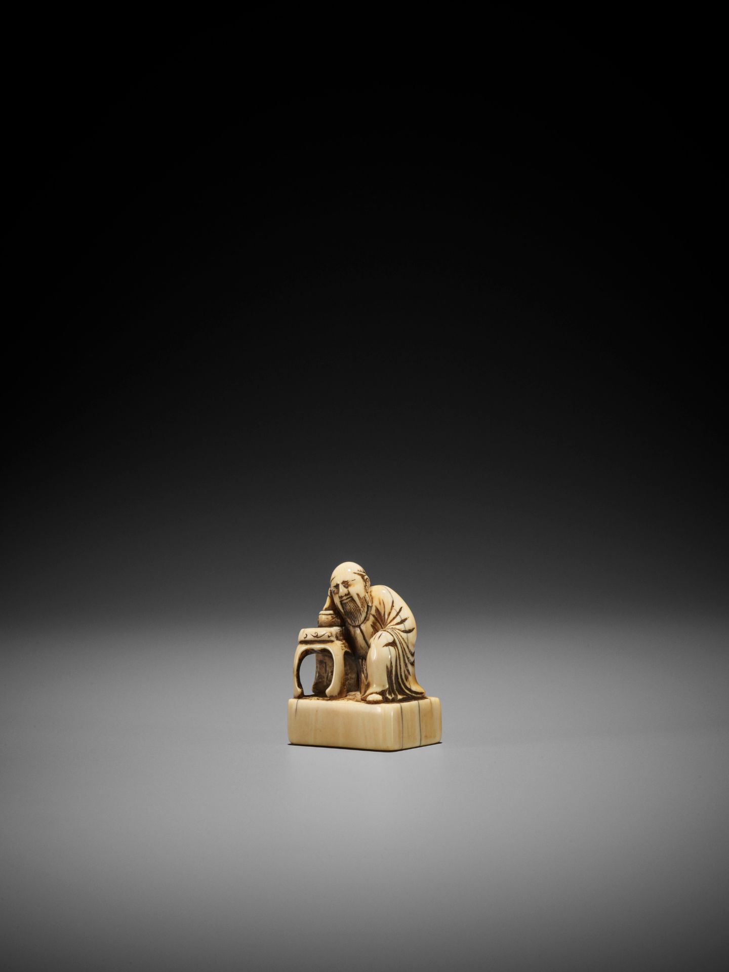 AN EARLY IVORY NETSUKE OF RIHAKU - Bild 3 aus 9