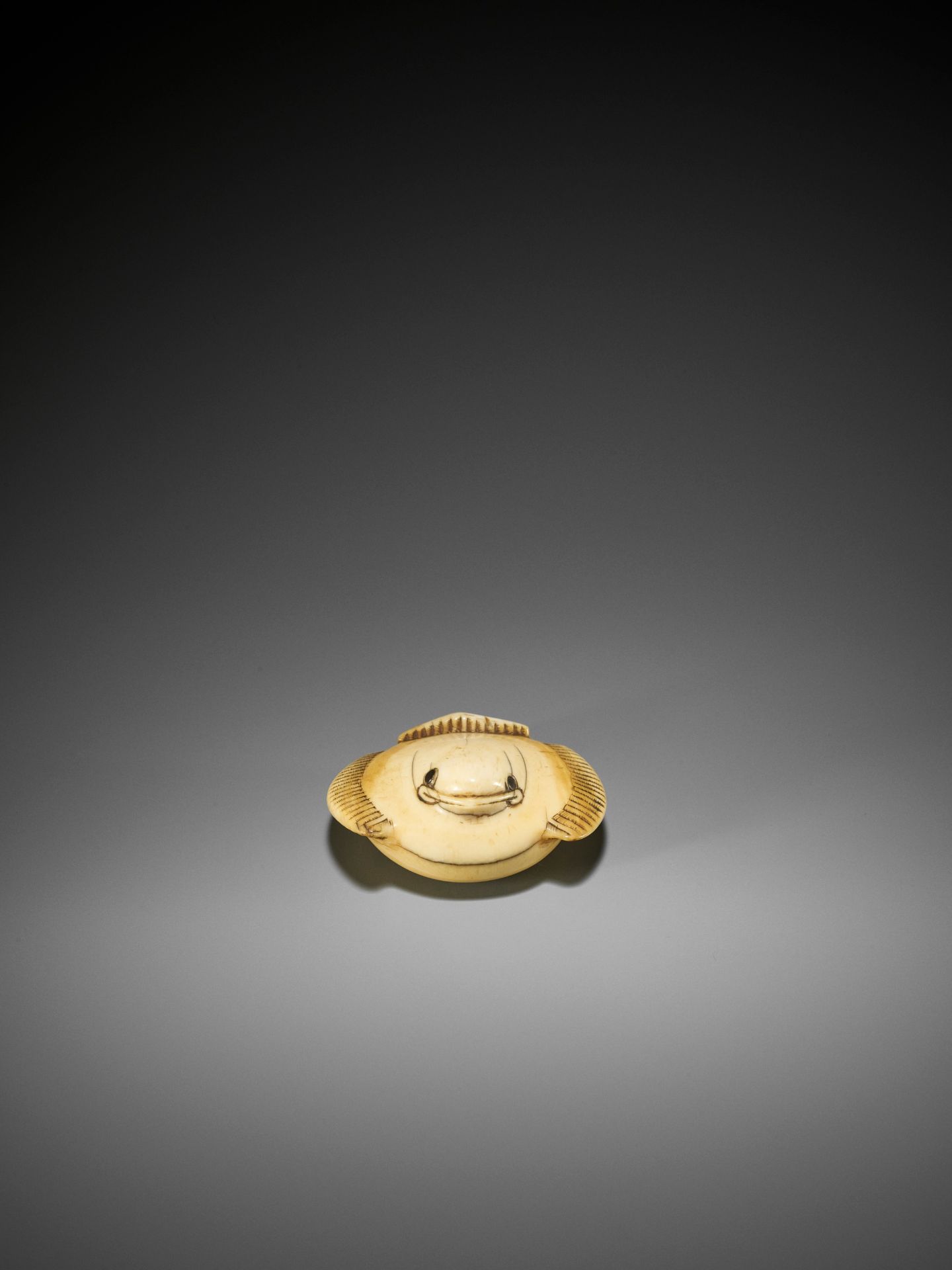 GYOKUSEN: AN IVORY NETSUKE OF THE FUKURA SUZUME (PUFFED-UP SPARROW) - Bild 3 aus 10