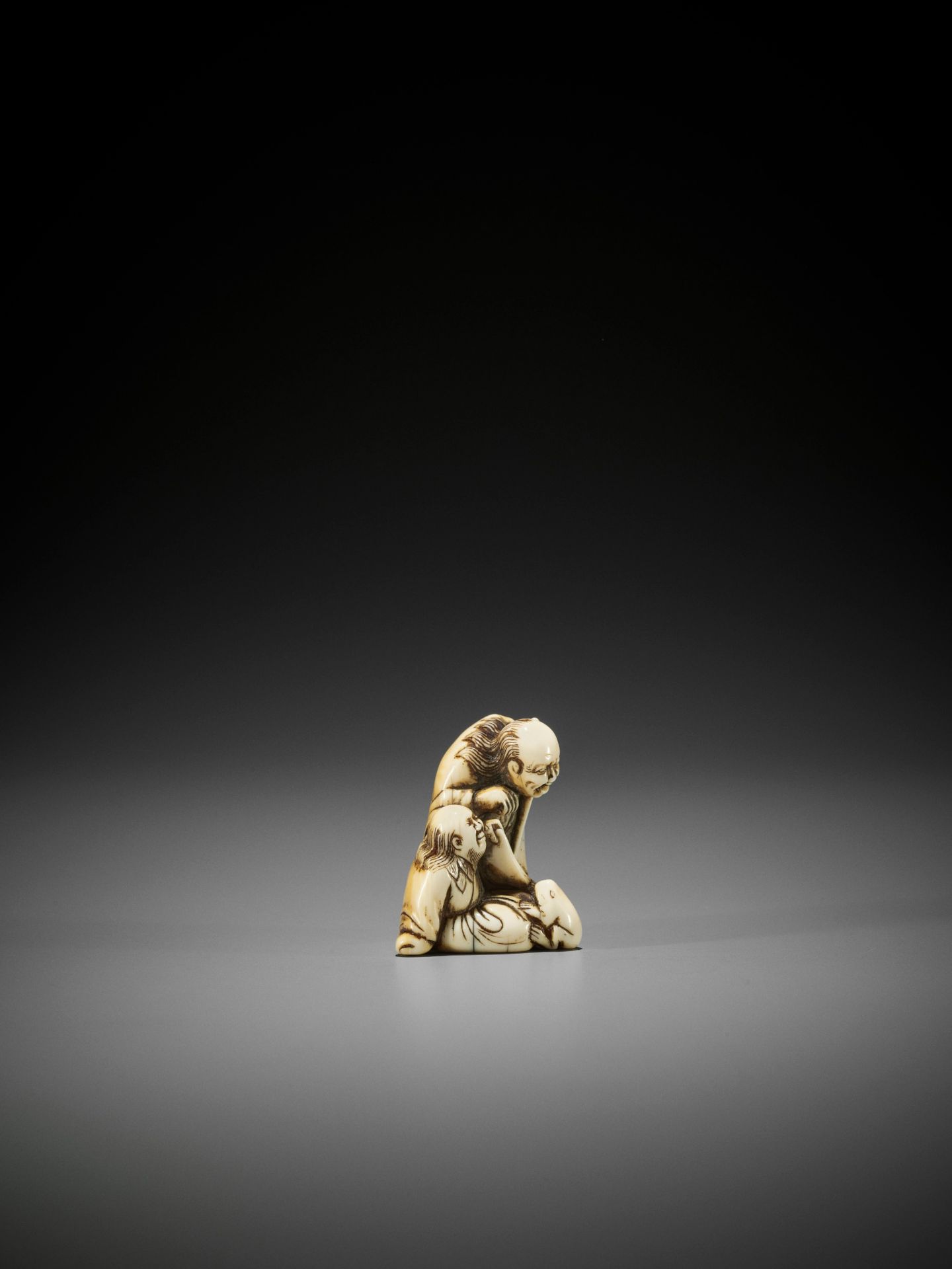 AN EARLY IVORY NETSUKE OF TWO IMMORTALS WITH SCROLL AND TOAD - Image 7 of 8