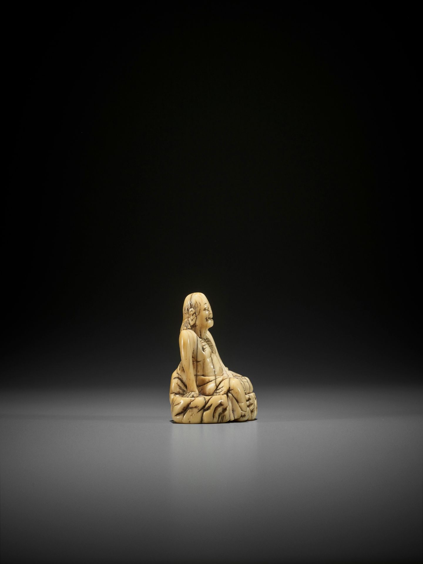 A LARGE AND EARLY IVORY TOBORI NETSUKE OF A RAKAN ON A ROCK - Image 5 of 7