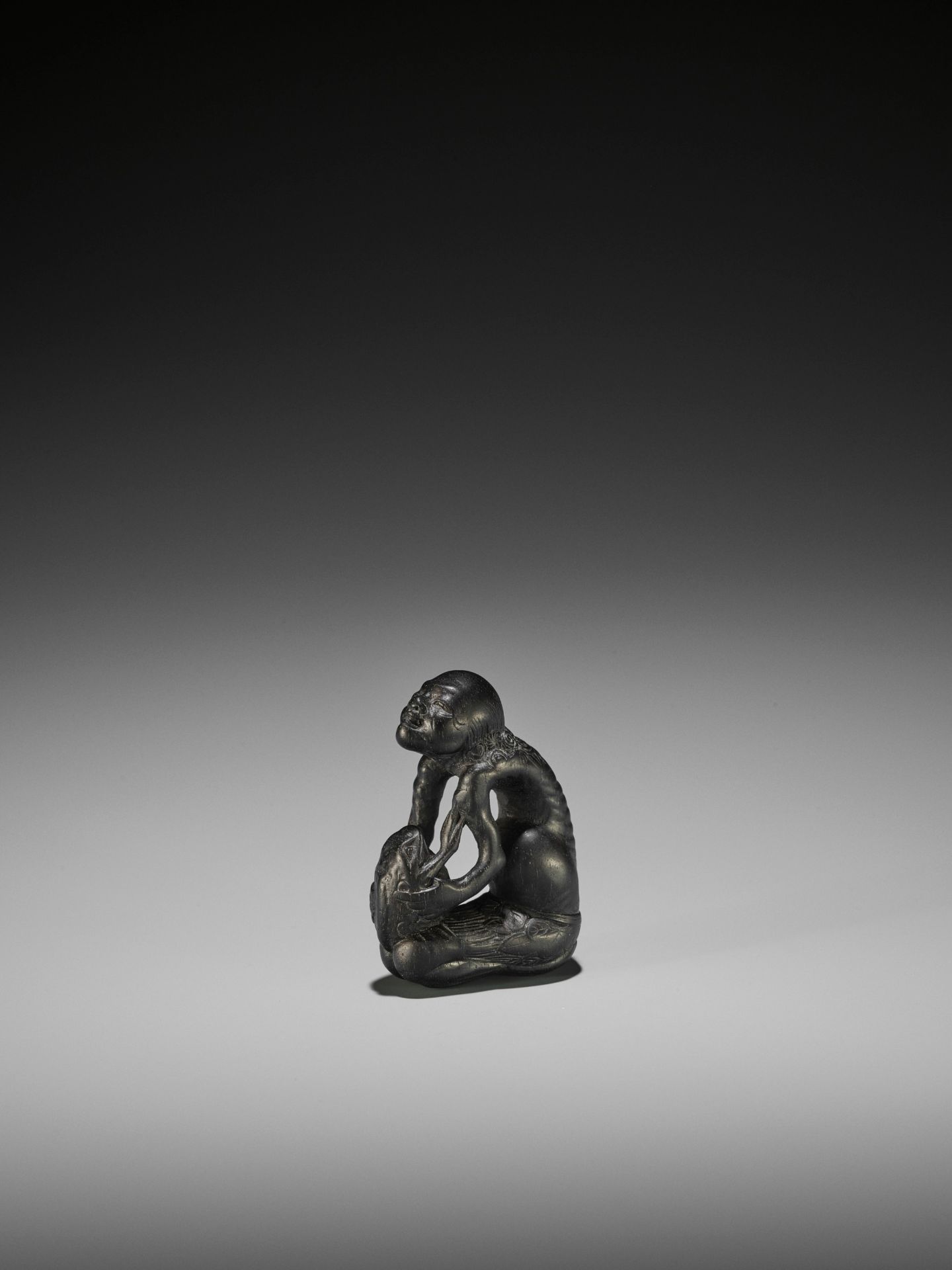 KIYOSHI: A LARGE EBONY NETSUKE OF GAMA SENNIN AND HIS TOAD - Bild 3 aus 12