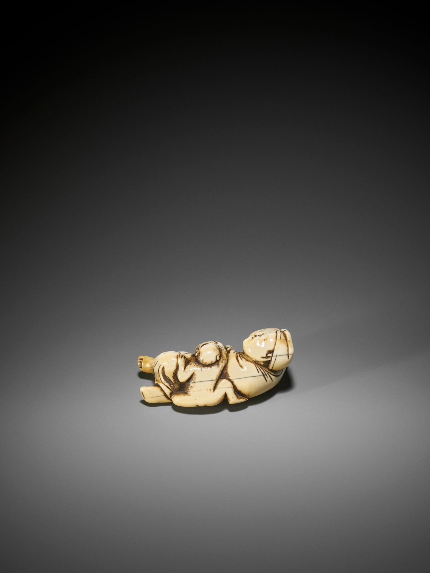 A GOOD IVORY NETSUKE OF A SLEEPING SARUMAWASHI AND THIEVING MONKEY - Bild 7 aus 7