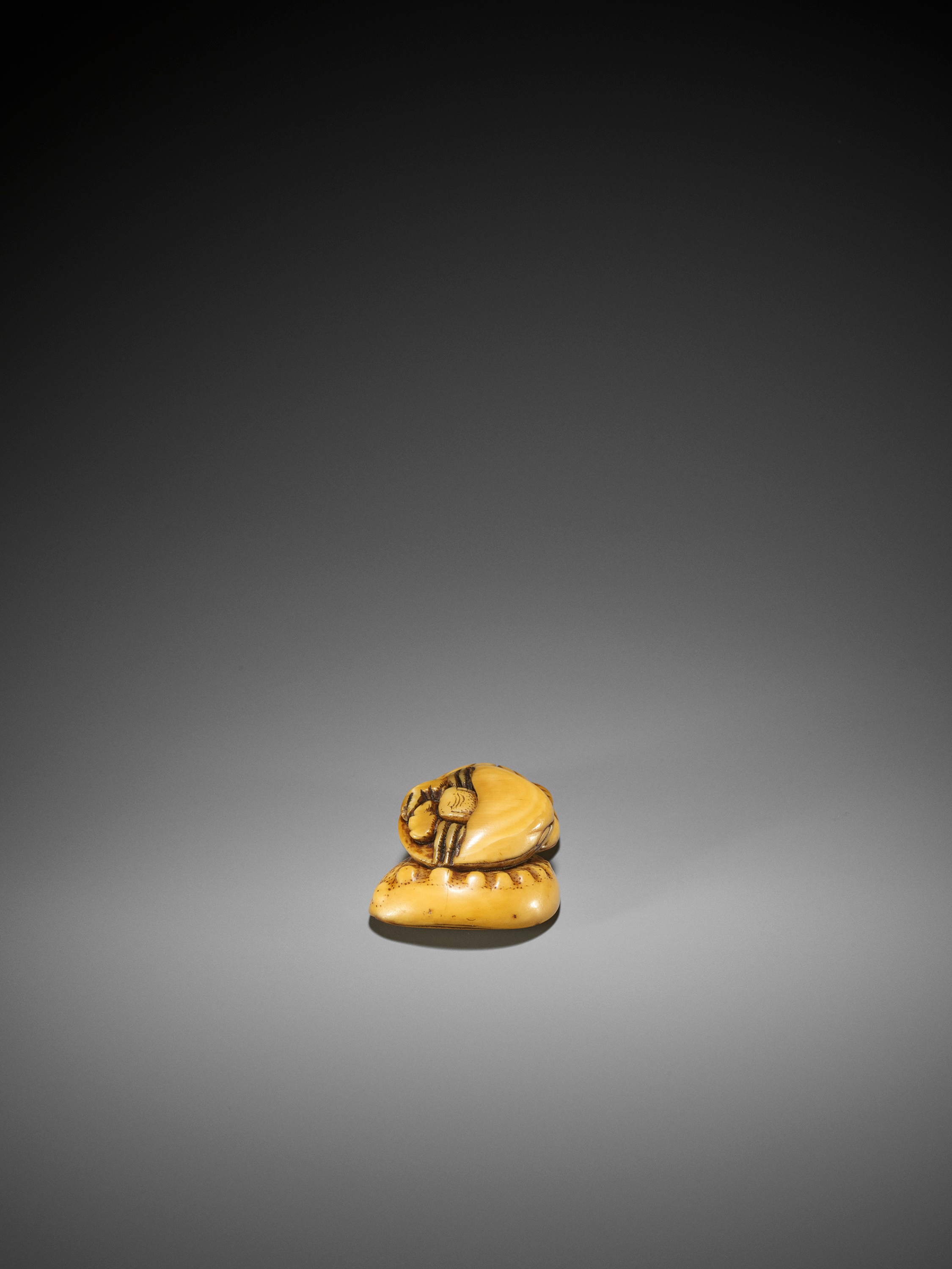 AN EARLY IVORY NETSUKE OF A HERMIT CRAB AND SHELLS - Image 4 of 8