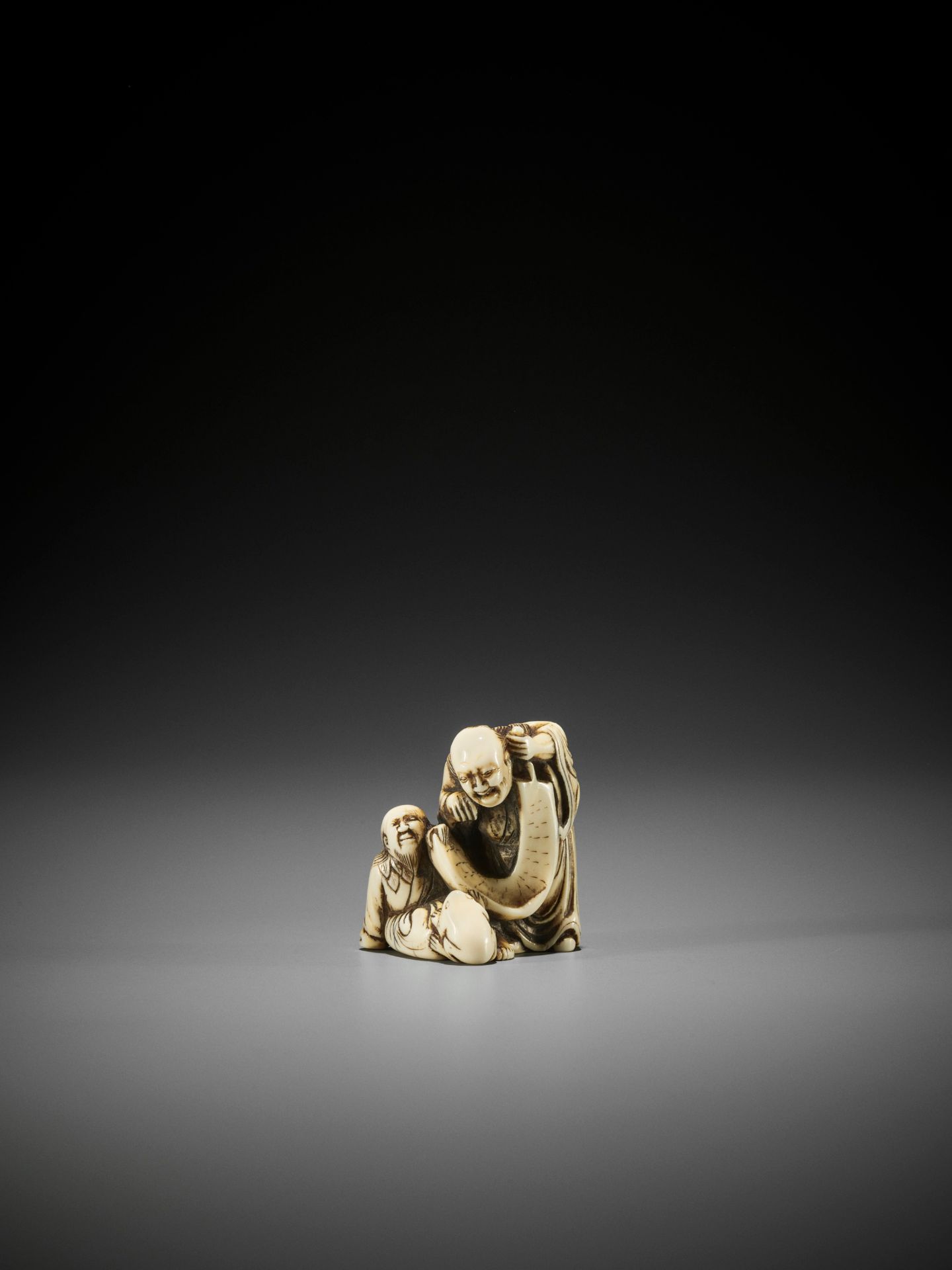 AN EARLY IVORY NETSUKE OF TWO IMMORTALS WITH SCROLL AND TOAD - Image 3 of 8