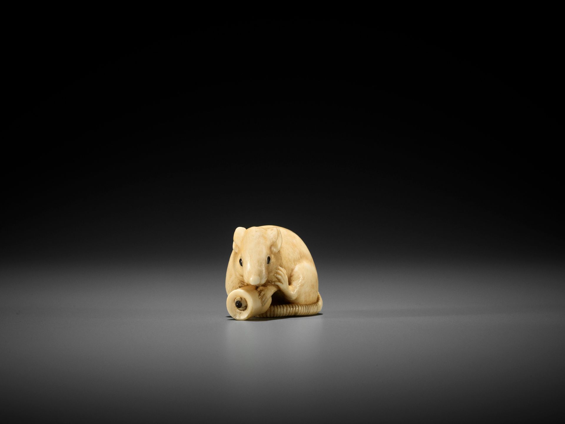 OKATOMO: A FINE IVORY NETSUKE OF A RAT WITH CANDLE - Bild 5 aus 11