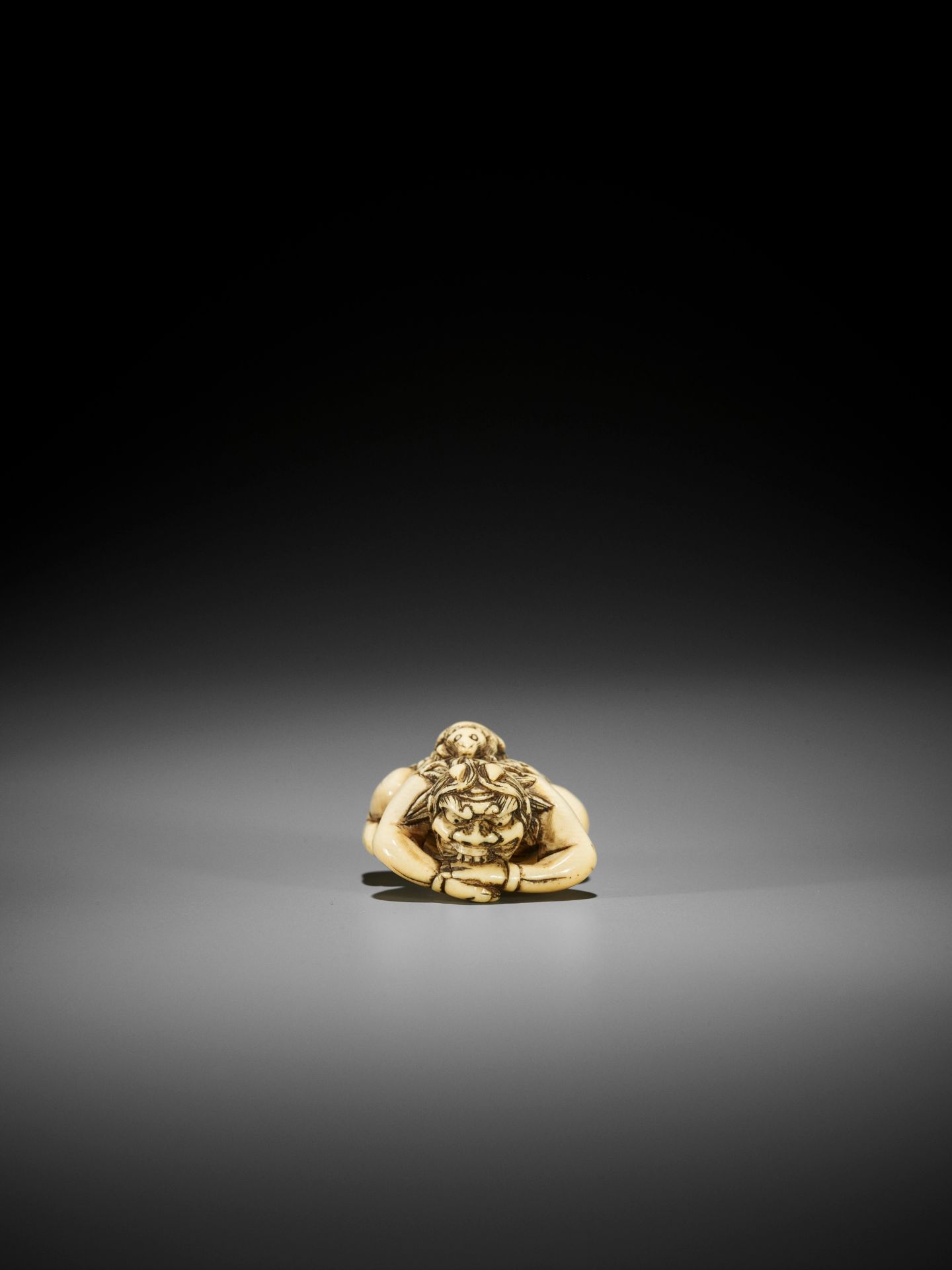 A RARE IVORY NETSUKE OF SHIRO - Image 5 of 10