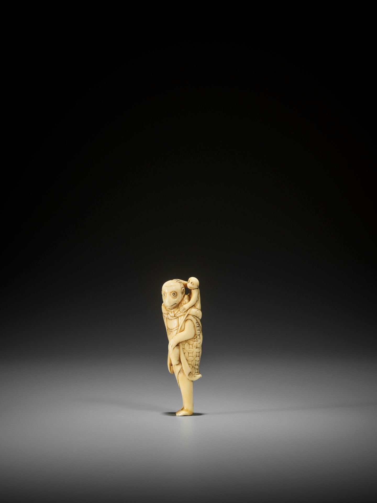 AN UNUSUAL AND EARLY IVORY NETSUKE OF A MONKEY AS A SARUMAWASHI - Image 7 of 8