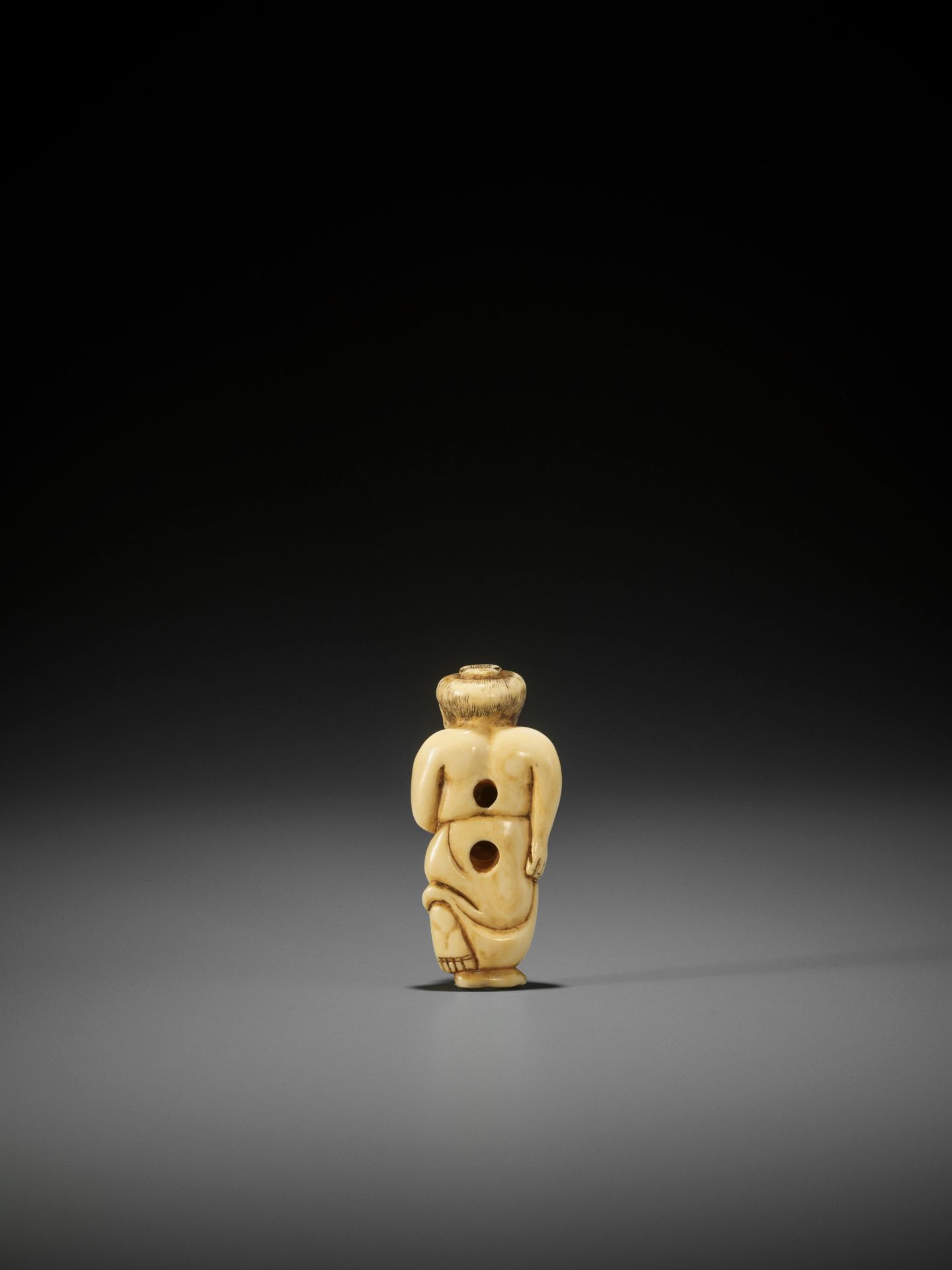 AN IVORY SHUNGA NETSUKE OF OKAME HOLDING A MUSHROOM - Image 3 of 9