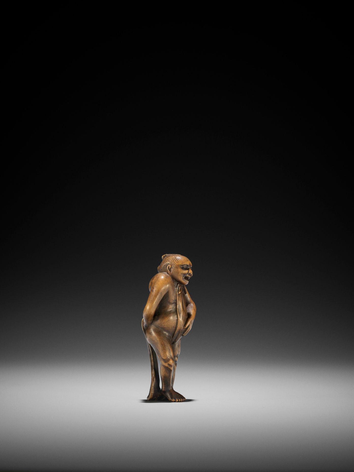 A WOOD NETSUKE OF A NAKED MAN TYING HIS FUNDOSHI - Image 4 of 8