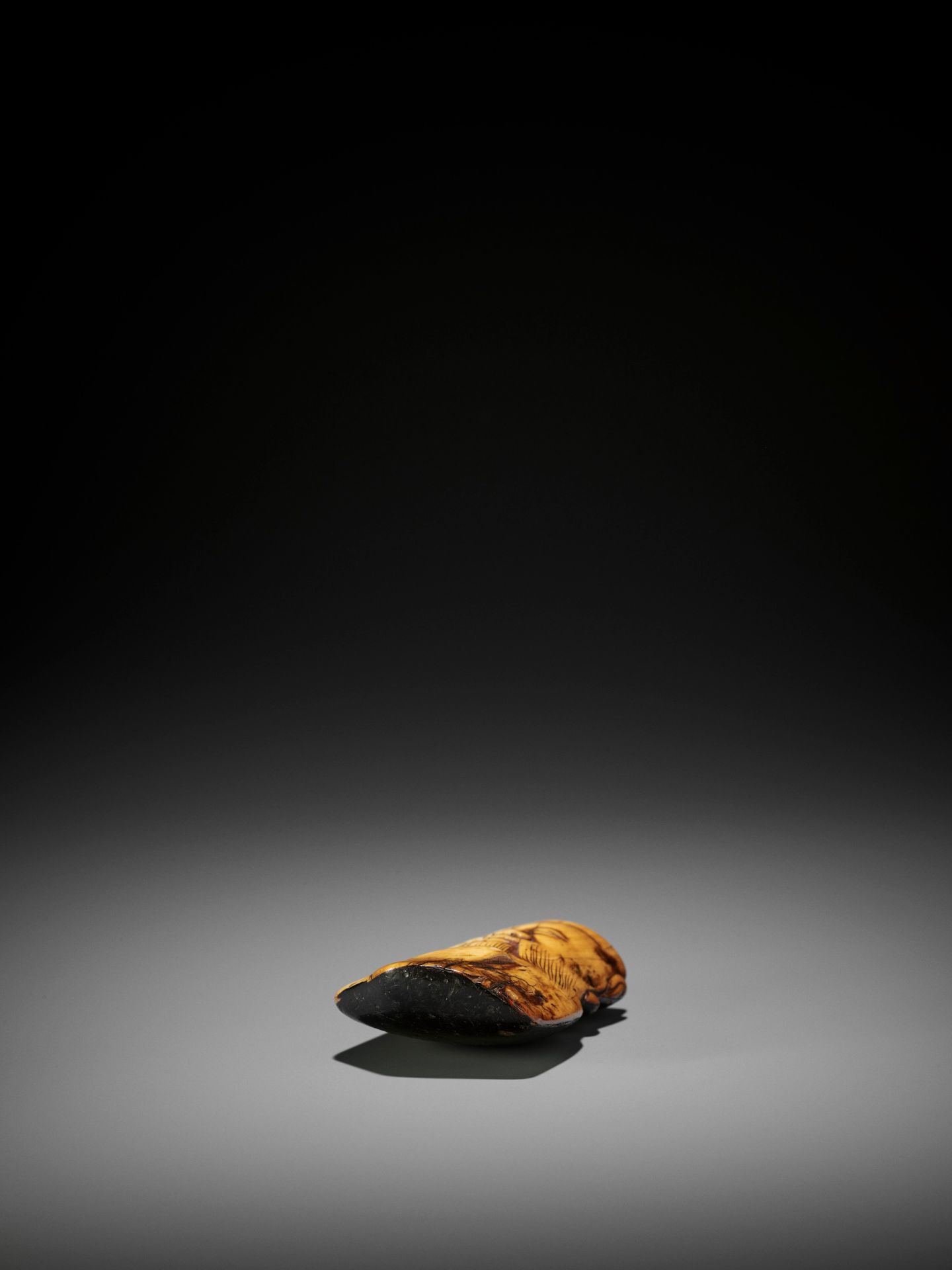 AN IVORY FRAGMENT OF A CHINESE SAGE RE-PURPOSED AS A NETSUKE - Bild 7 aus 8
