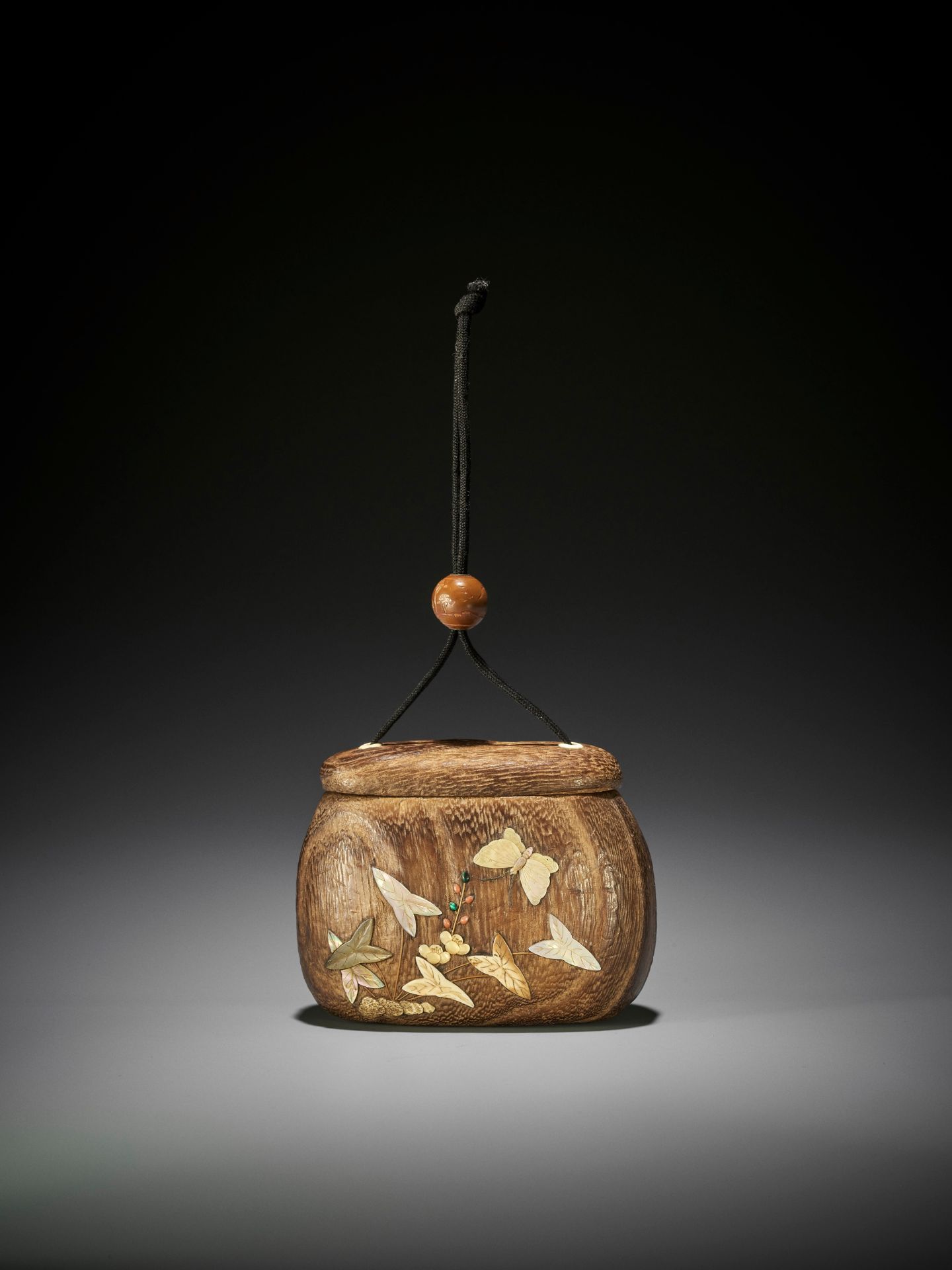 TEIZAN: A SHIBAYAMA INLAID KIRI (PAULOWNIA) WOOD TONKOTSU DEPICTING A KINGFISHER - Image 5 of 12