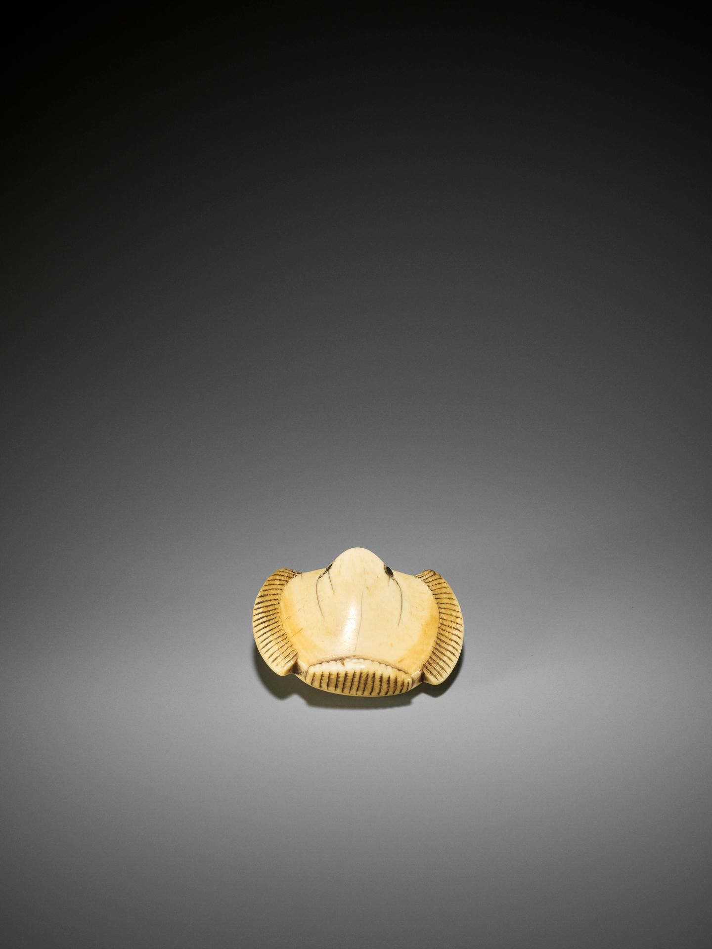 GYOKUSEN: AN IVORY NETSUKE OF THE FUKURA SUZUME (PUFFED-UP SPARROW) - Bild 6 aus 10