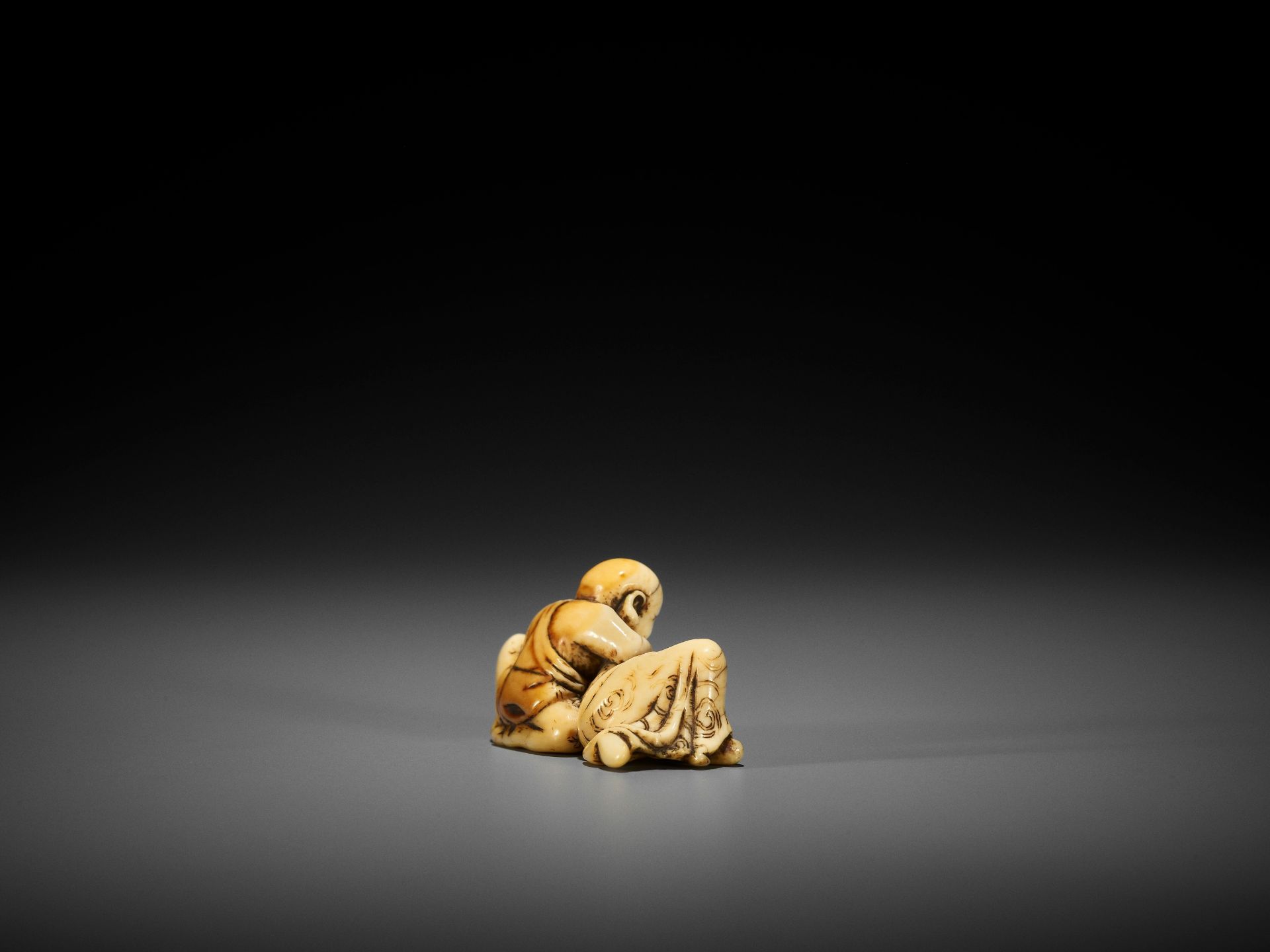 AN EARLY IVORY NETSUKE OF HOTEI AND FUKUROKUJU - Image 6 of 10