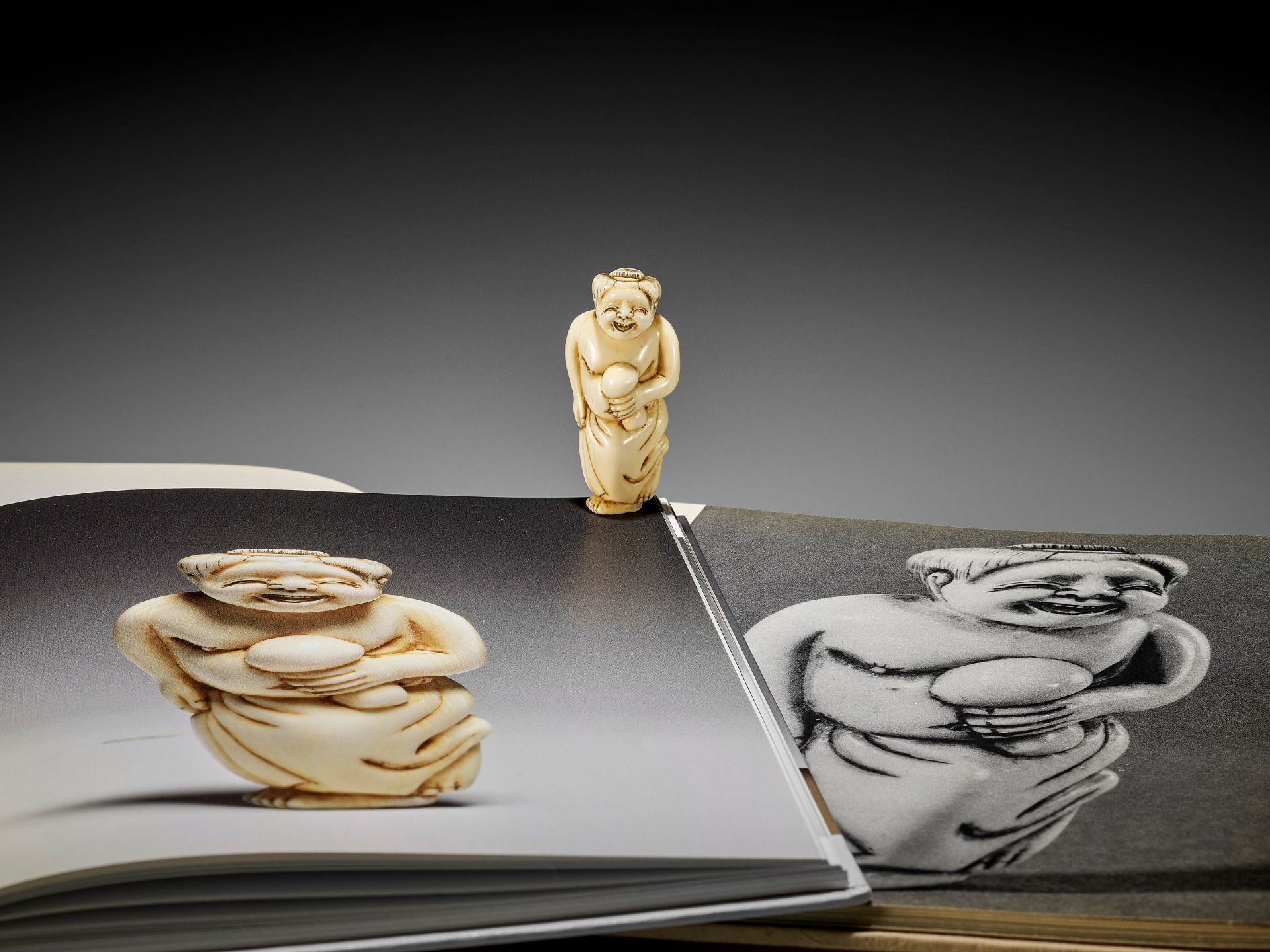 AN IVORY SHUNGA NETSUKE OF OKAME HOLDING A MUSHROOM - Image 2 of 9