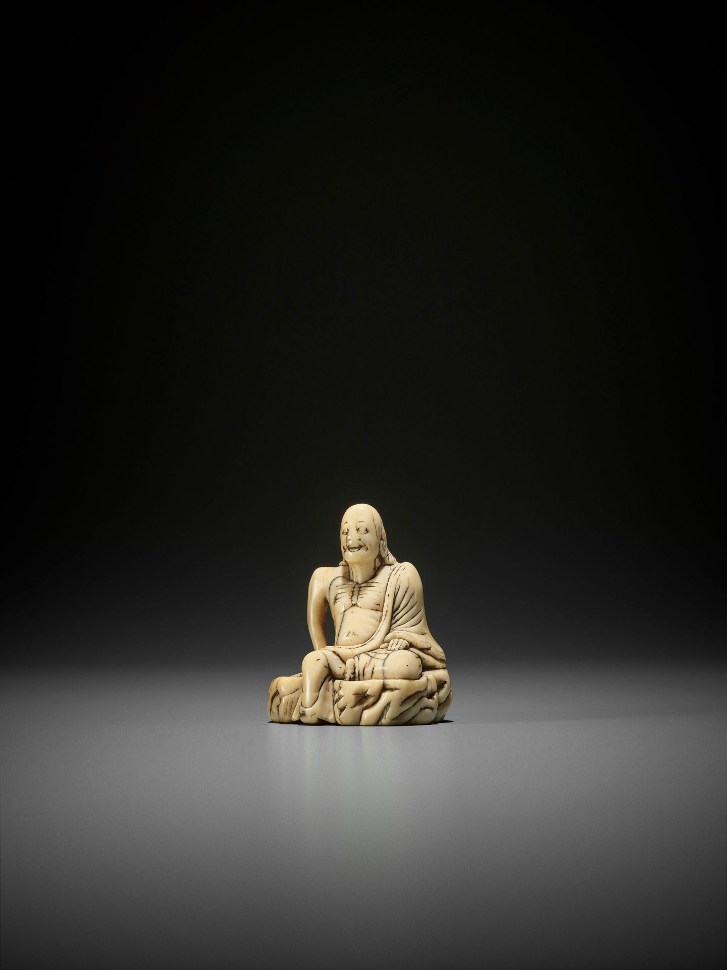 A LARGE AND EARLY IVORY TOBORI NETSUKE OF A RAKAN ON A ROCK - Bild 3 aus 7