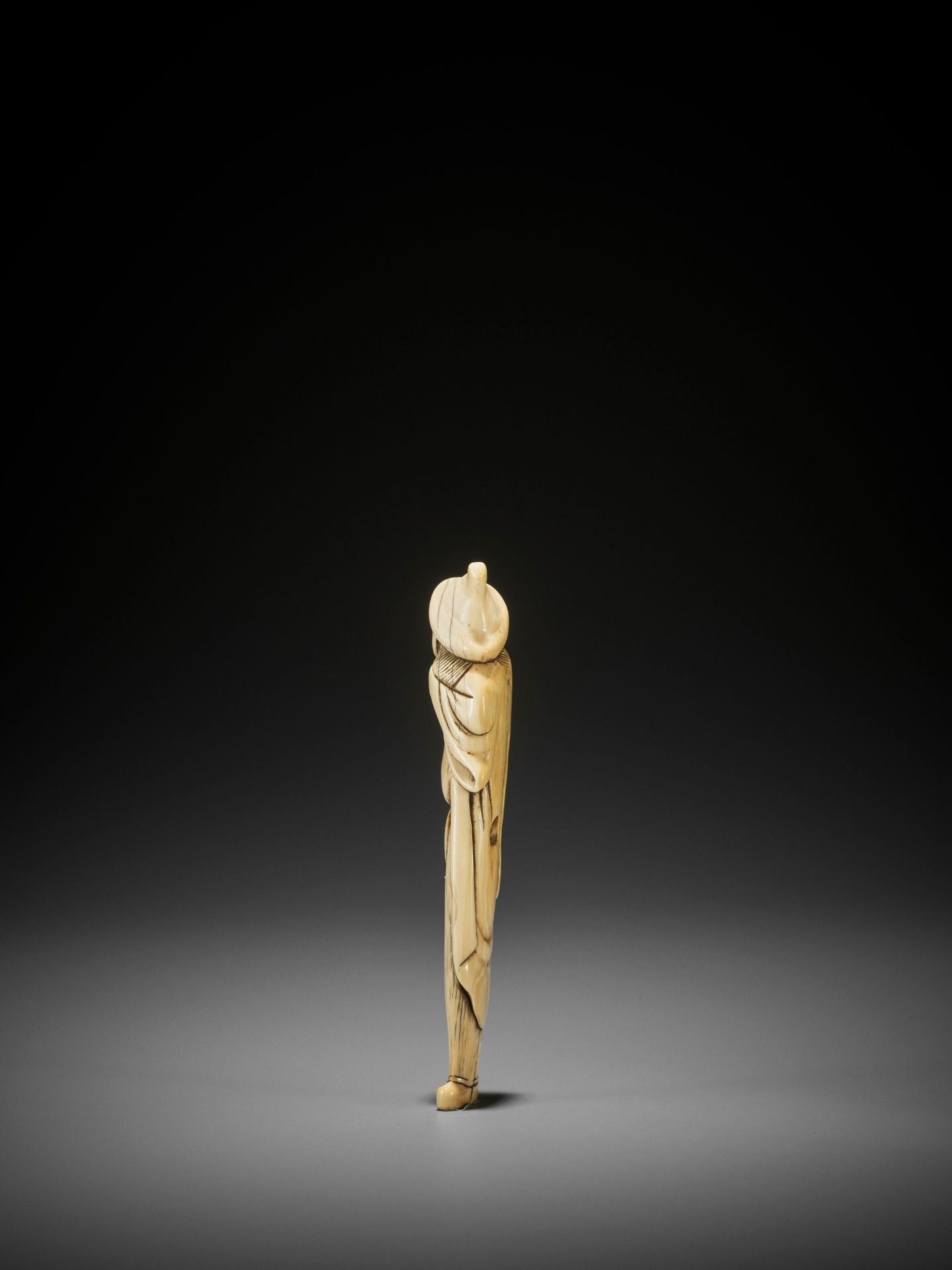 A RARE AND TALL IVORY NETSUKE OF A FOREIGNER - Image 7 of 9