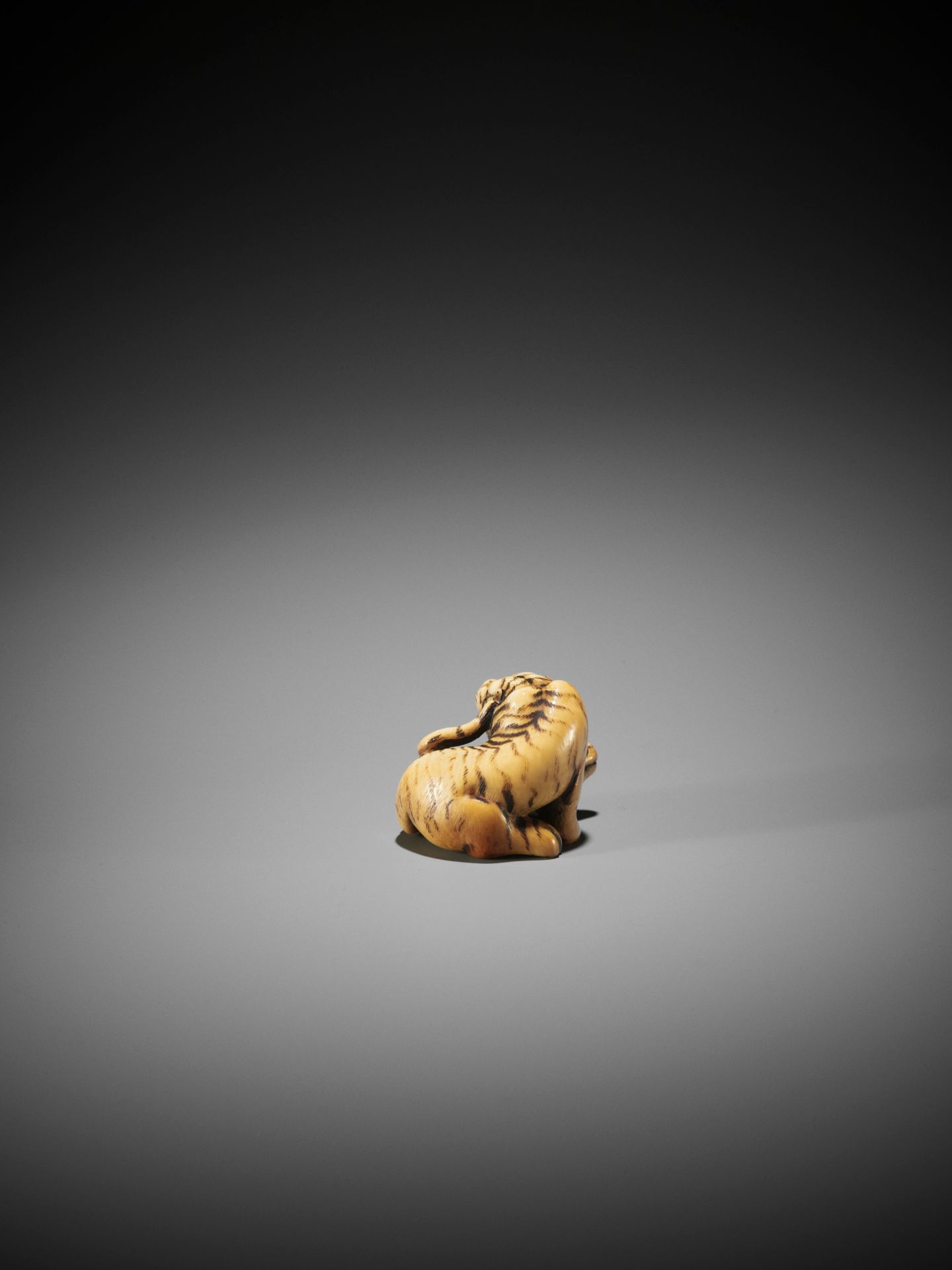 HAKURYU I: A SUPERB IVORY NETSUKE OF A TIGER AND CUB - Image 4 of 12