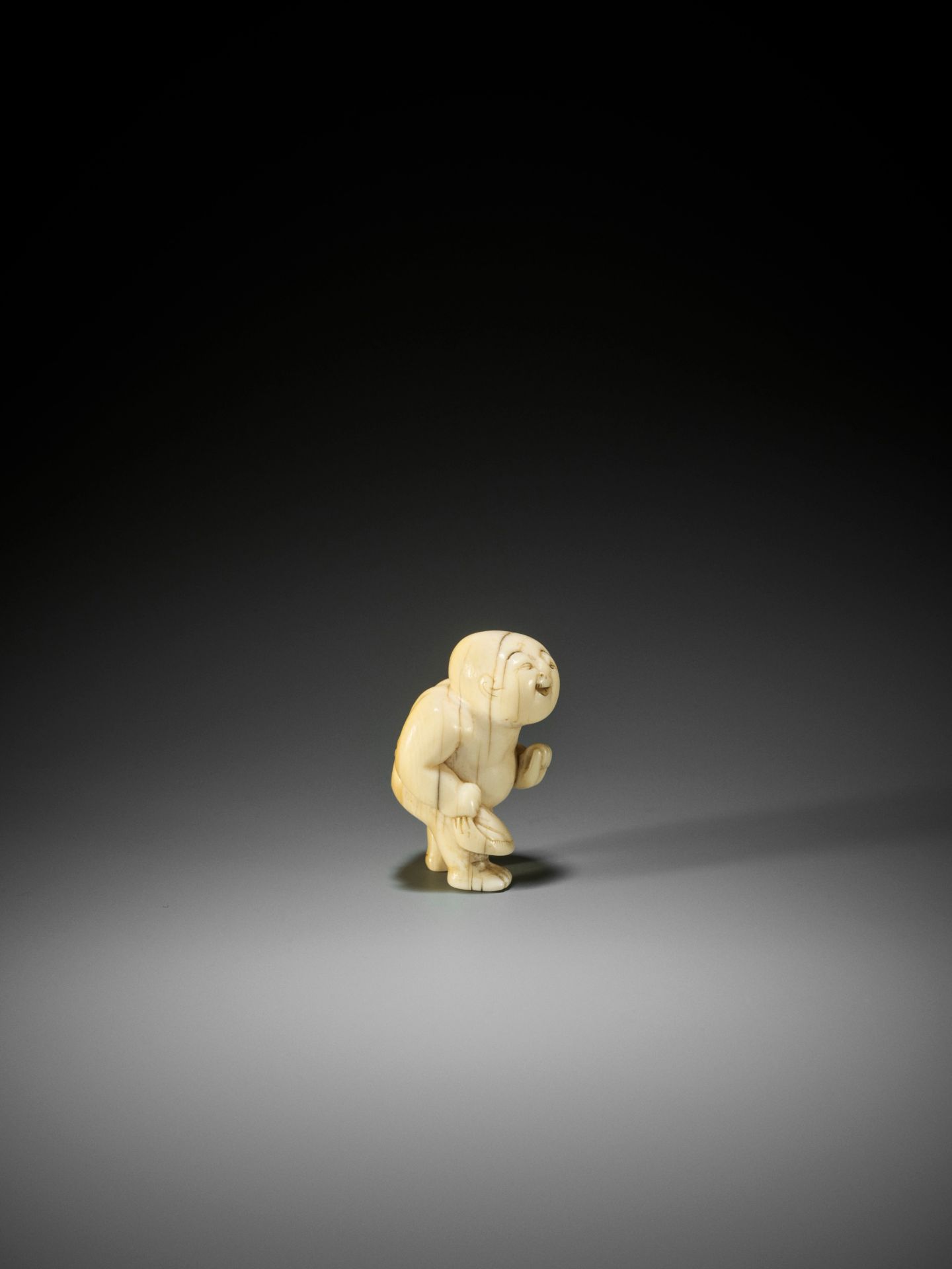 A RARE AND CHARMING IVORY NETSUKE OF A YOUNG SUMO WRESTLER - Image 5 of 10