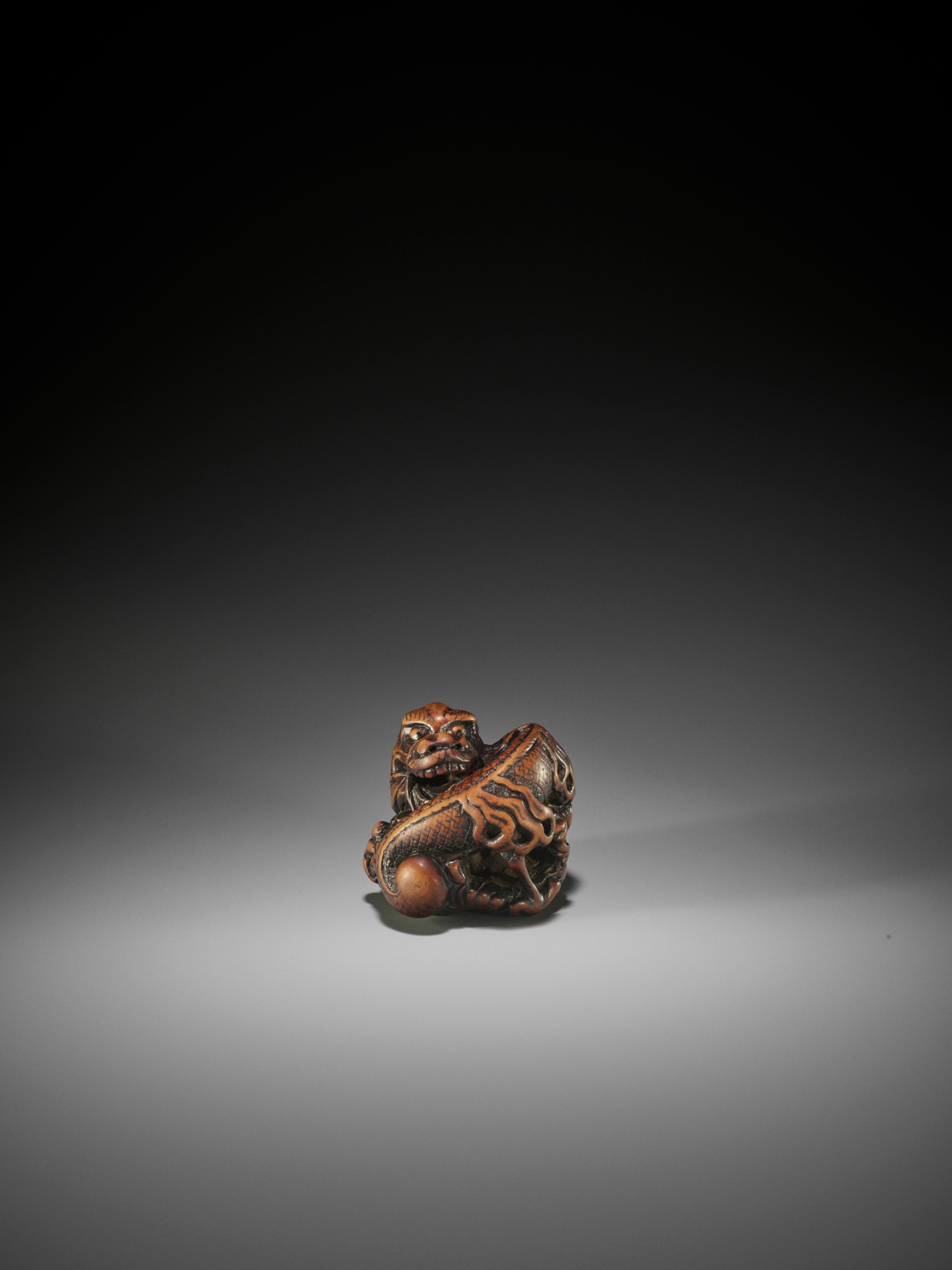A POWERFUL AND RARE WOOD NETSUKE OF A COILED DRAGON, ATTRIBUTED TO MITSUHARU - Image 5 of 10