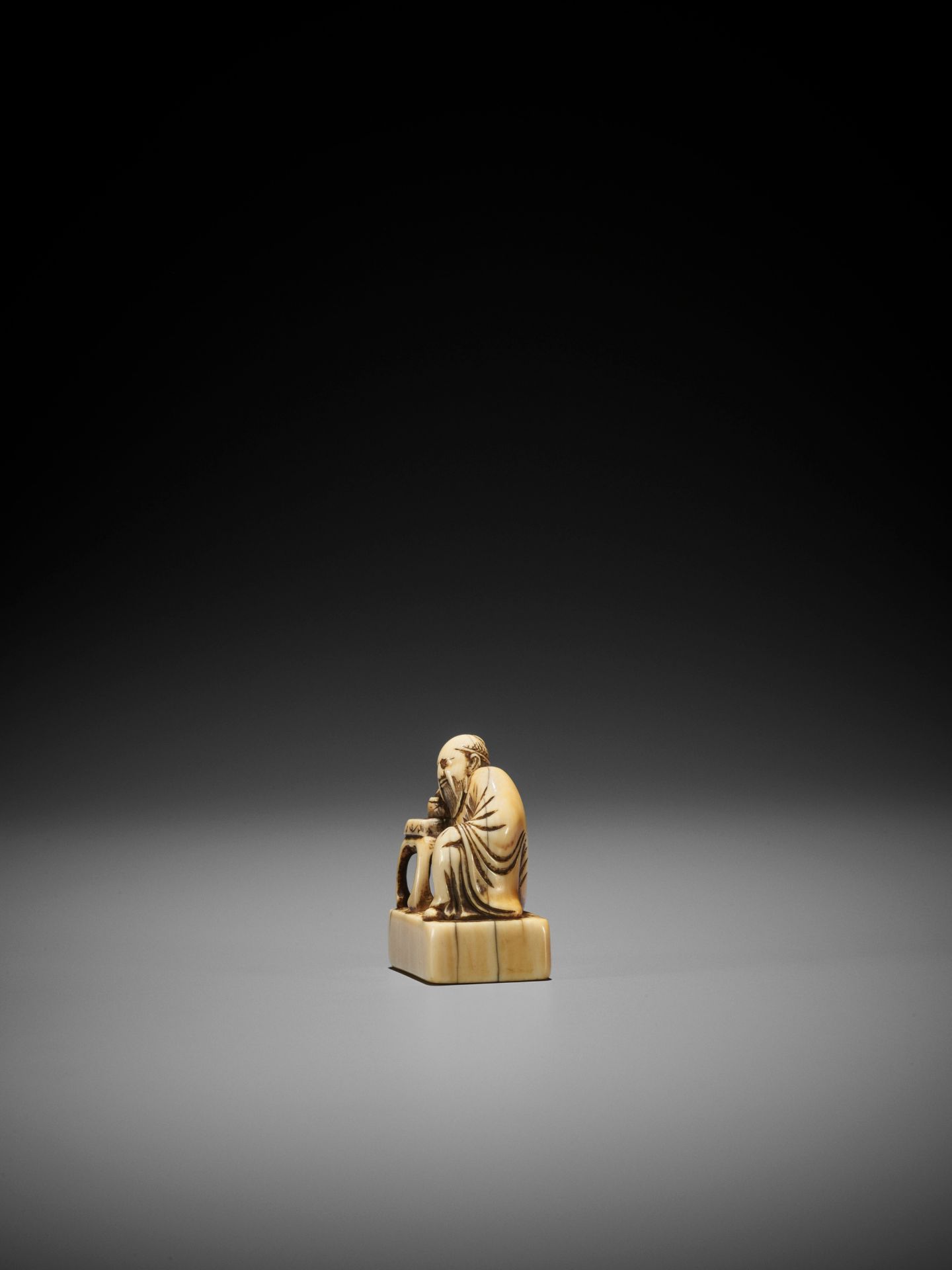 AN EARLY IVORY NETSUKE OF RIHAKU - Image 4 of 9