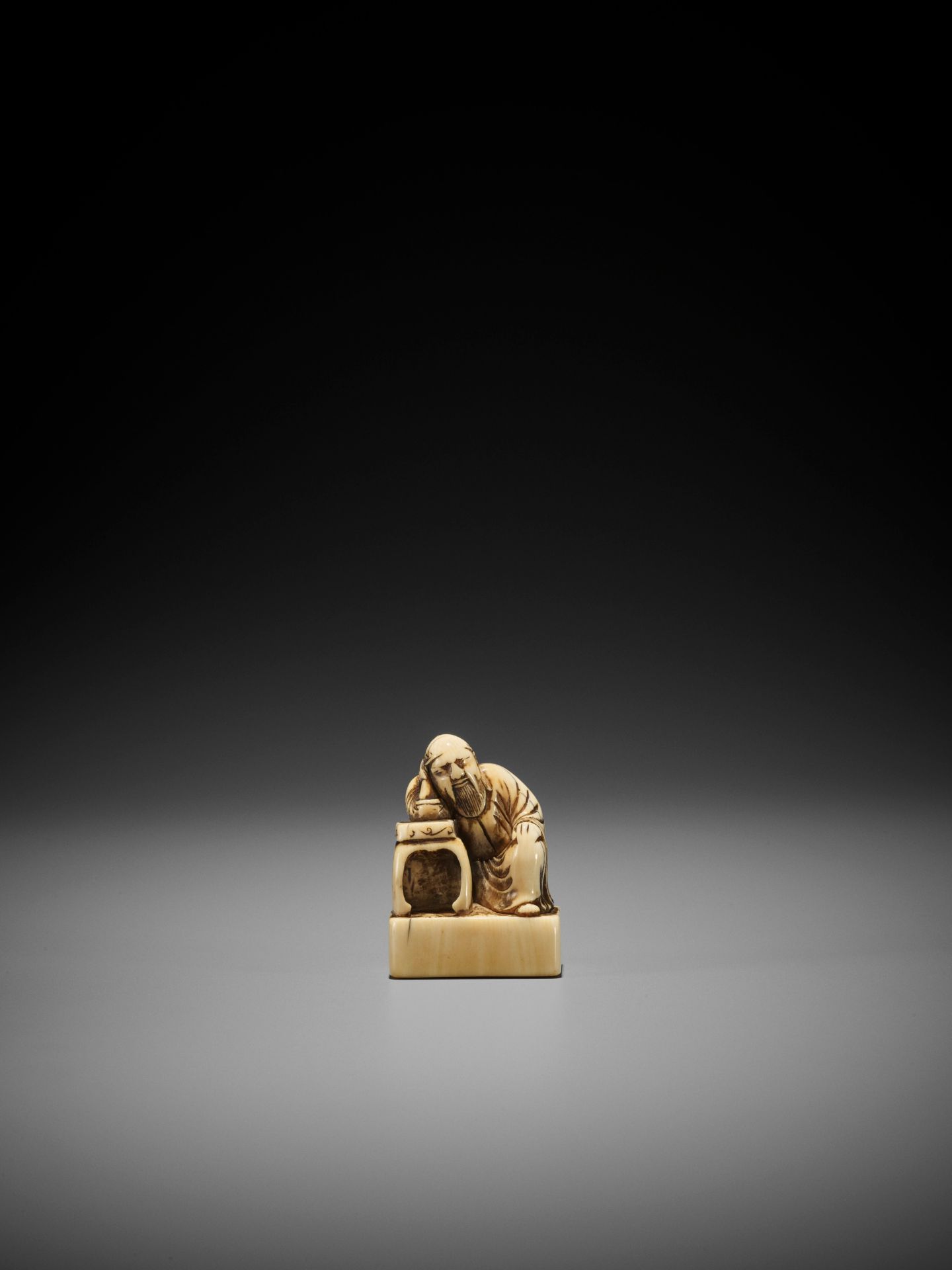 AN EARLY IVORY NETSUKE OF RIHAKU - Image 2 of 9