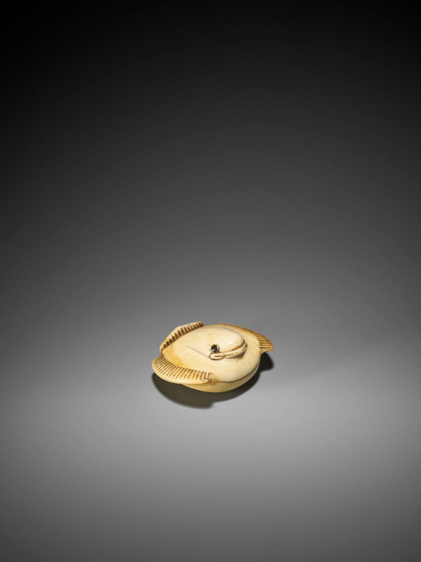 GYOKUSEN: AN IVORY NETSUKE OF THE FUKURA SUZUME (PUFFED-UP SPARROW) - Bild 2 aus 10